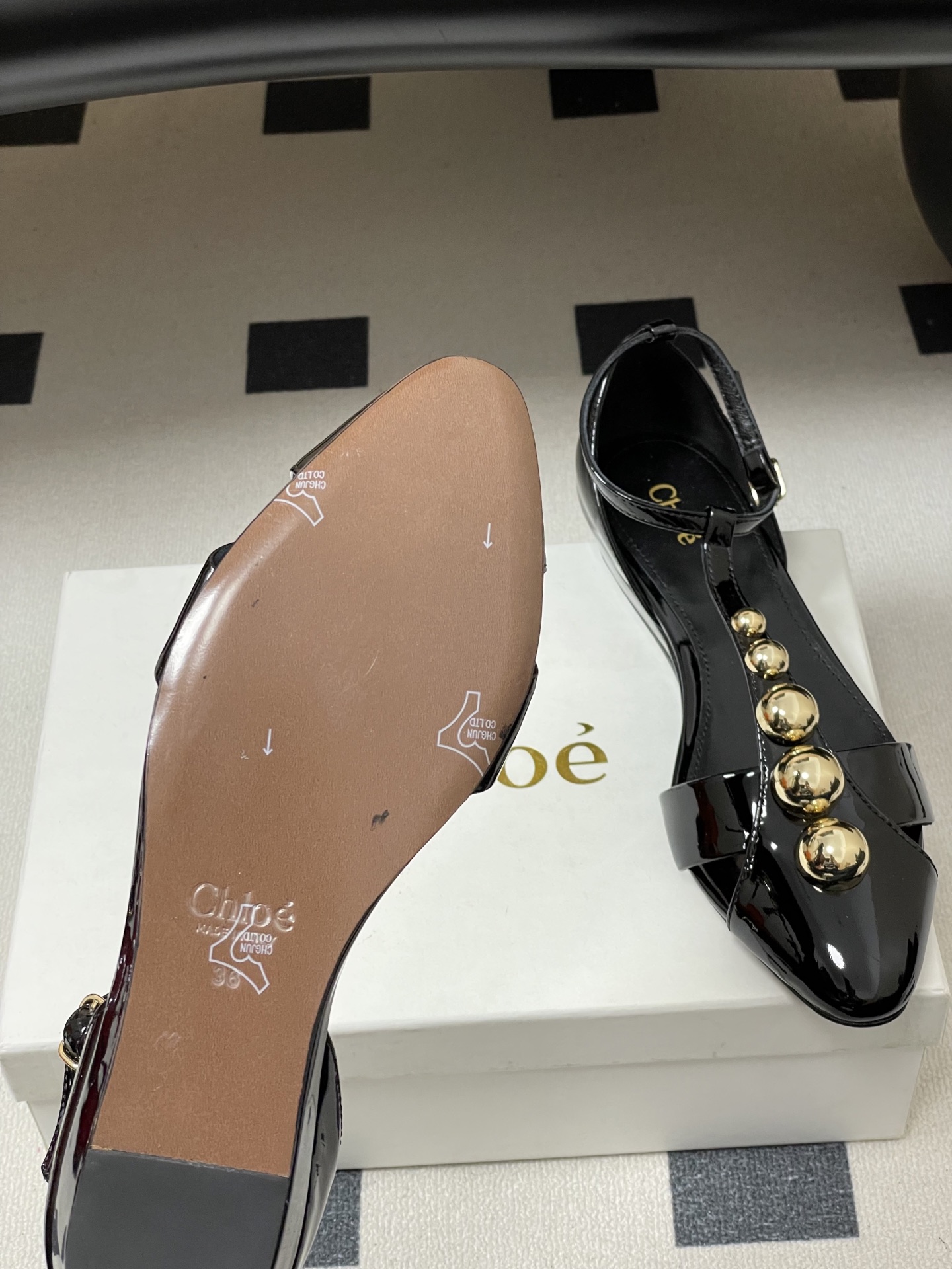 -Chloe蔻依 26ss春夏新款 小坡跟芭蕾舞鞋圆头漆皮简约优雅玛丽珍鞋高跟单鞋复古 T 字带金圆珠凉