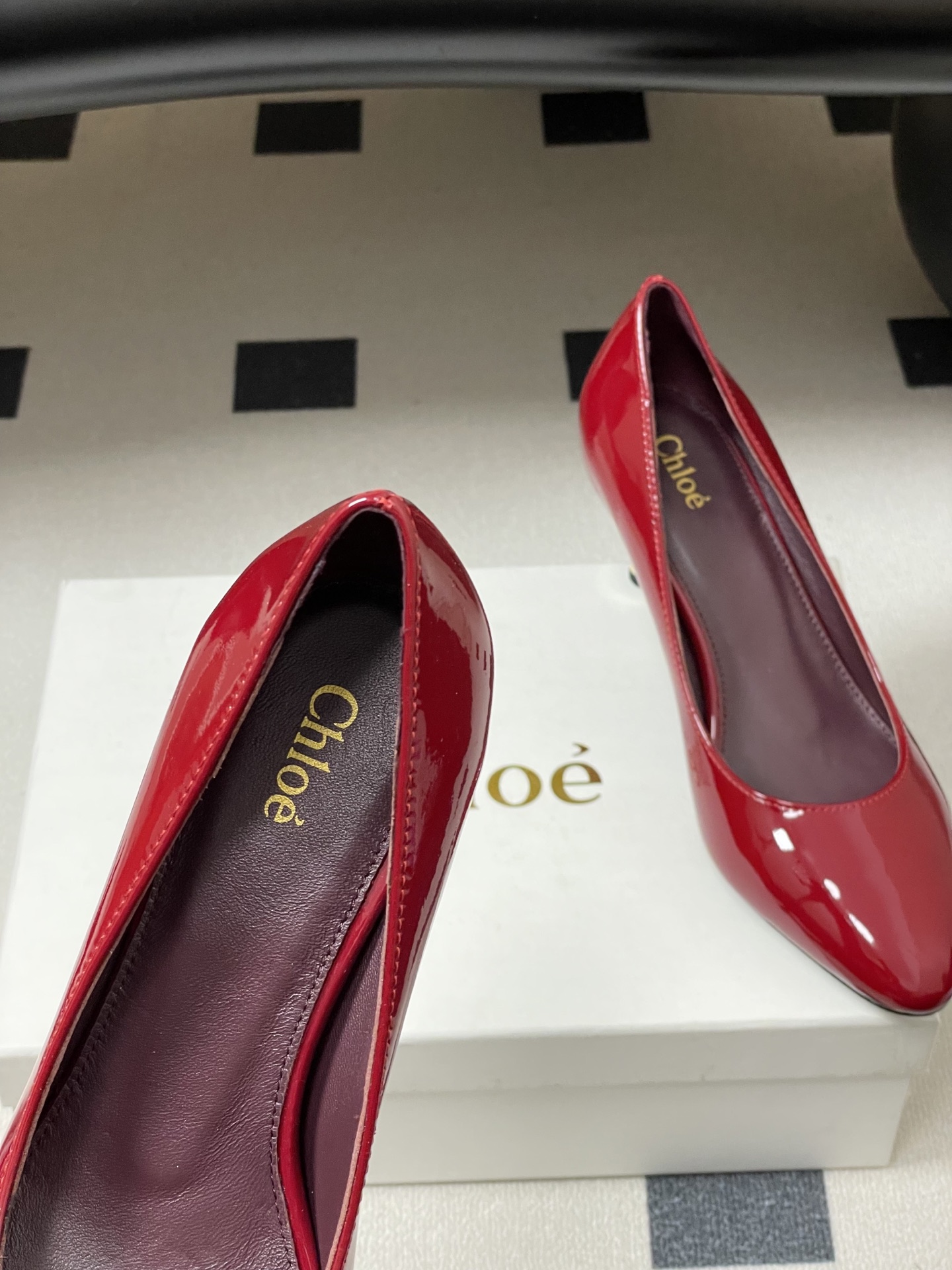 -Chloe蔻依 26ss春夏新款 小坡跟芭蕾舞鞋圆头漆皮简约优雅玛丽珍鞋高跟单鞋这款焕新设计的MARC