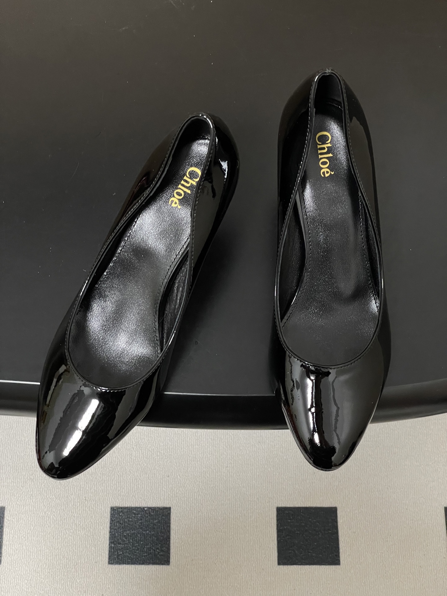 -Chloe蔻依 26ss春夏新款 小坡跟芭蕾舞鞋圆头漆皮简约优雅玛丽珍鞋高跟单鞋这款焕新设计的MARC