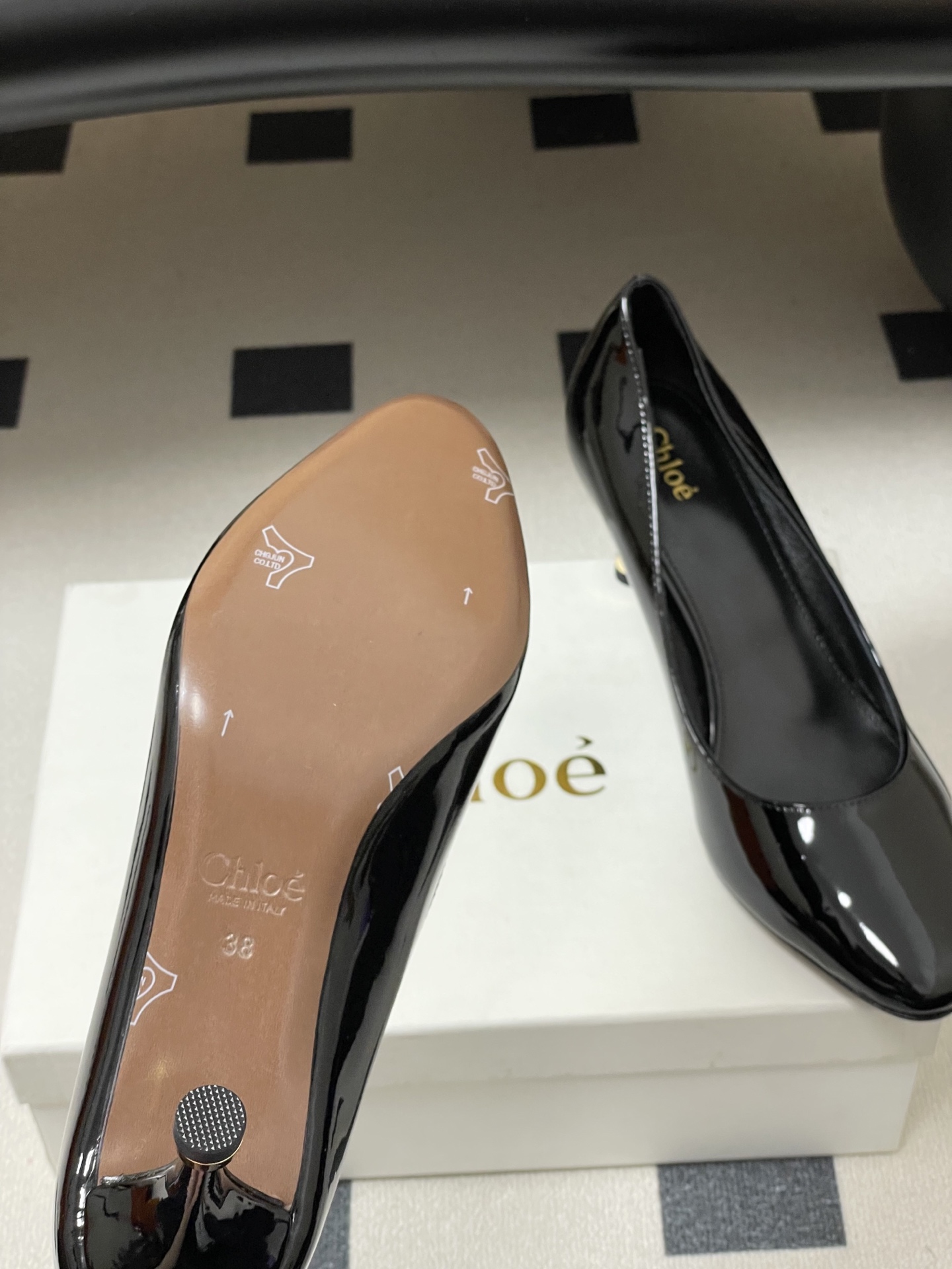 -Chloe蔻依 26ss春夏新款 小坡跟芭蕾舞鞋圆头漆皮简约优雅玛丽珍鞋高跟单鞋这款焕新设计的MARC