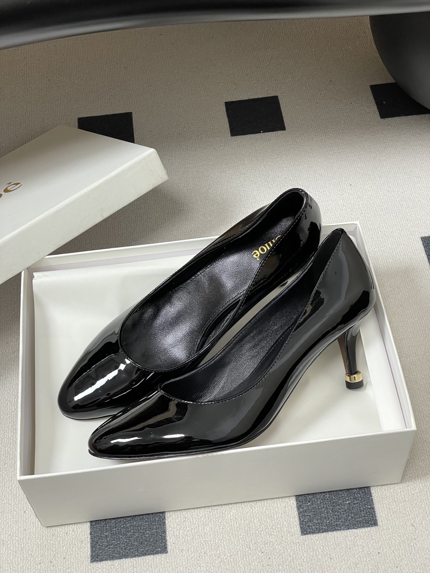 -Chloe蔻依 26ss春夏新款 小坡跟芭蕾舞鞋圆头漆皮简约优雅玛丽珍鞋高跟单鞋这款焕新设计的MARC