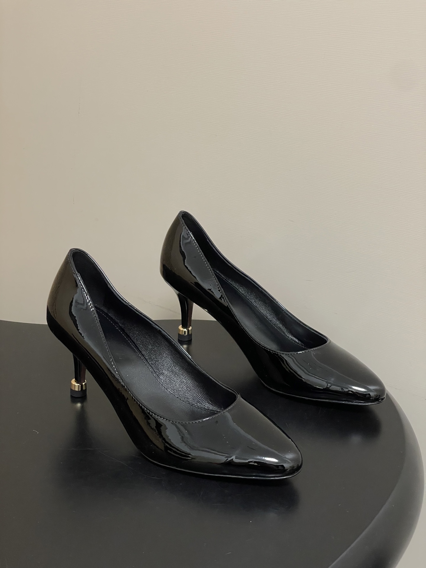 NO:757440,- Chloe 26ss spring and summer new model, small wedge ballet shoes, round toe patent leather, simple and elegant Mary Jane shoes, high-heeled shoes. This newly designed MARCIE ballet shoes are made of custom calf patent leather. The Mary Jane silhouette and almond-shaped toe show Parisian style. The upper is decorated with gold micro MARCIE buckle details. The buckle engraved with CHLO adds a signature tone to this comfortable flat ballet shoe!  Bring the romance of Chloé into every step of your daily life. The glossy patent leather shines in the light, and the soft pointed toe outlines the gentle outline. The low-heeled design hides thoughtful considerations, making your steps light and calm. The red is a passionate heartbeat, and the pure black is quiet elegance. From commuting to dating, it is an effortless French atmosphere. The upper is cow patent leather, the lining is sheepskin, the sole is Italian genuine leather, and the heel height is 2cm/6cm.  Size 35-39 (34.40.41 customized, non-returnable), single shoes, chloe, loewe, mary jane, sheepskin, Leather soles19860909- Chloe蔻依 26ss春夏新款 小坡跟芭蕾舞鞋圆头漆皮简约优雅玛丽珍鞋高跟单鞋 这款焕新设计的MARCIE芭蕾鞋采用 定制小牛漆皮 ,玛丽珍廓形和杏仁形鞋头展现巴黎风情.鞋面上饰有金色微型MARCIE搭扣细节.镌刻CHLO字样的搭扣为这款舒适的平底芭蕾鞋 添标志性格调！ 把Chloé的浪漫,踩进日常的每一步,亮面漆皮在光下流转光泽,柔和尖头勾勒温婉轮廓,低跟设计藏着贴心考量,让步履轻盈又从容,正红是热烈的心动,纯黑是沉静的优雅,从通勤到约会,都是不费力的法式氛围感. 鞋面牛漆皮 内里垫脚羊皮 鞋底意大利真皮大底 跟高2cm/6cm 码数35-39（34.40.41 定做不退换）,单鞋,chloe,loewe,mary jane,sheepskin,Leather soles,Women's Shoes