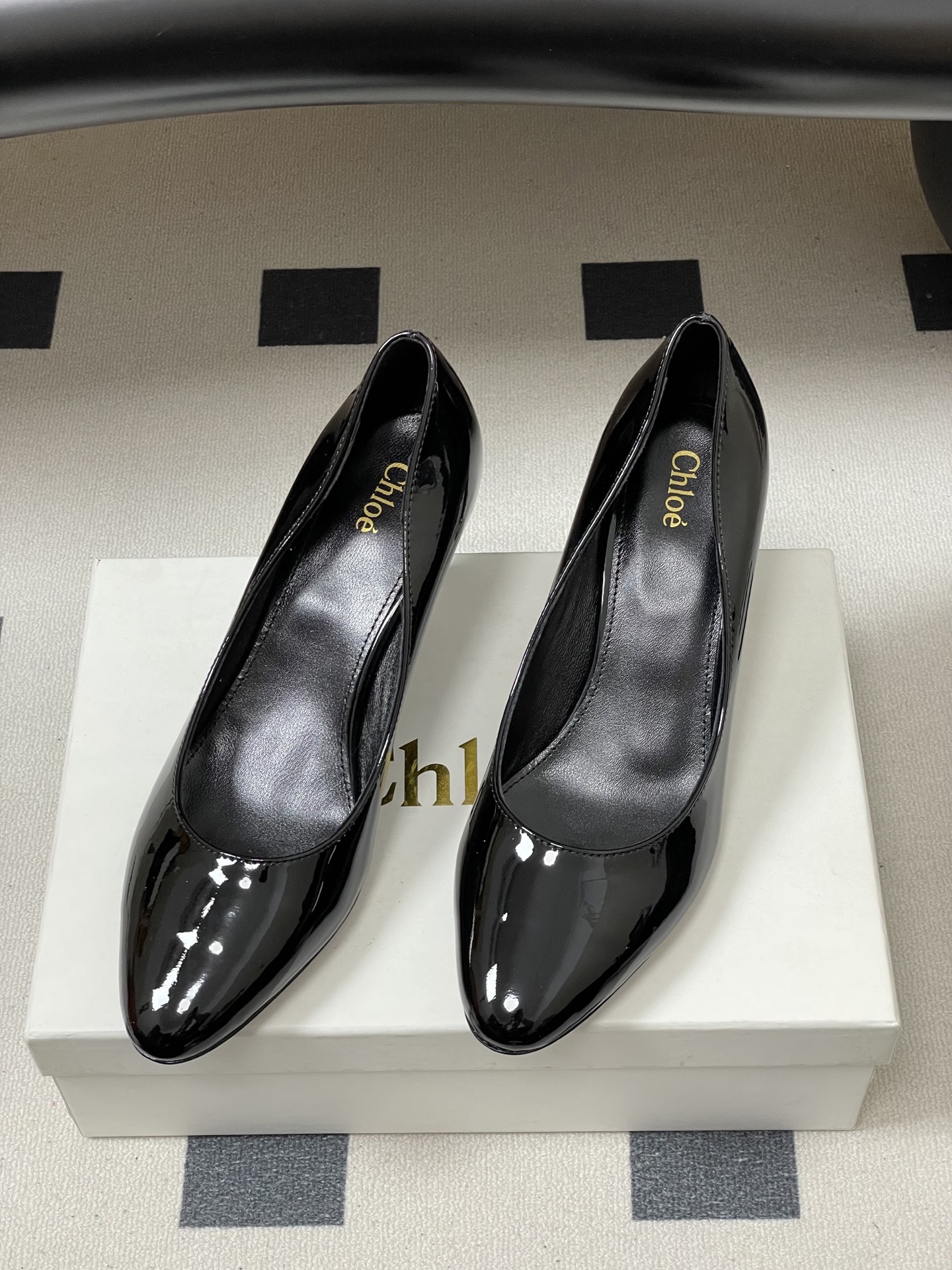 -Chloe蔻依 26ss春夏新款 小坡跟芭蕾舞鞋圆头漆皮简约优雅玛丽珍鞋高跟单鞋这款焕新设计的MARC