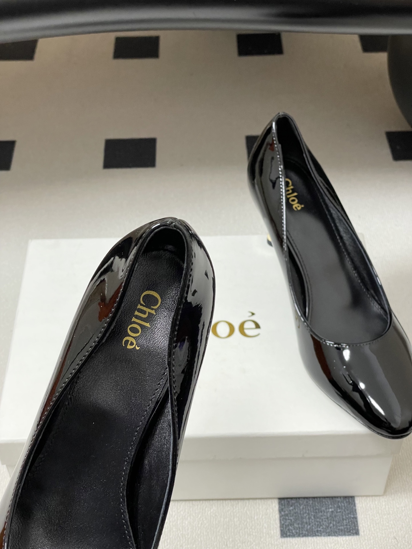 -Chloe蔻依 26ss春夏新款 小坡跟芭蕾舞鞋圆头漆皮简约优雅玛丽珍鞋高跟单鞋这款焕新设计的MARC