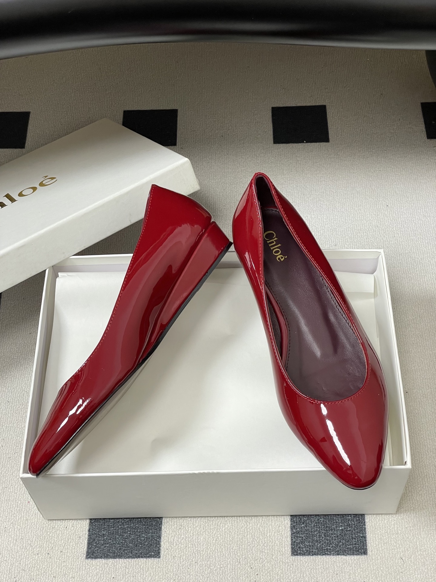 -Chloe蔻依 26ss春夏新款 小坡跟芭蕾舞鞋圆头漆皮简约优雅玛丽珍单鞋这款焕新设计的MARCIE芭