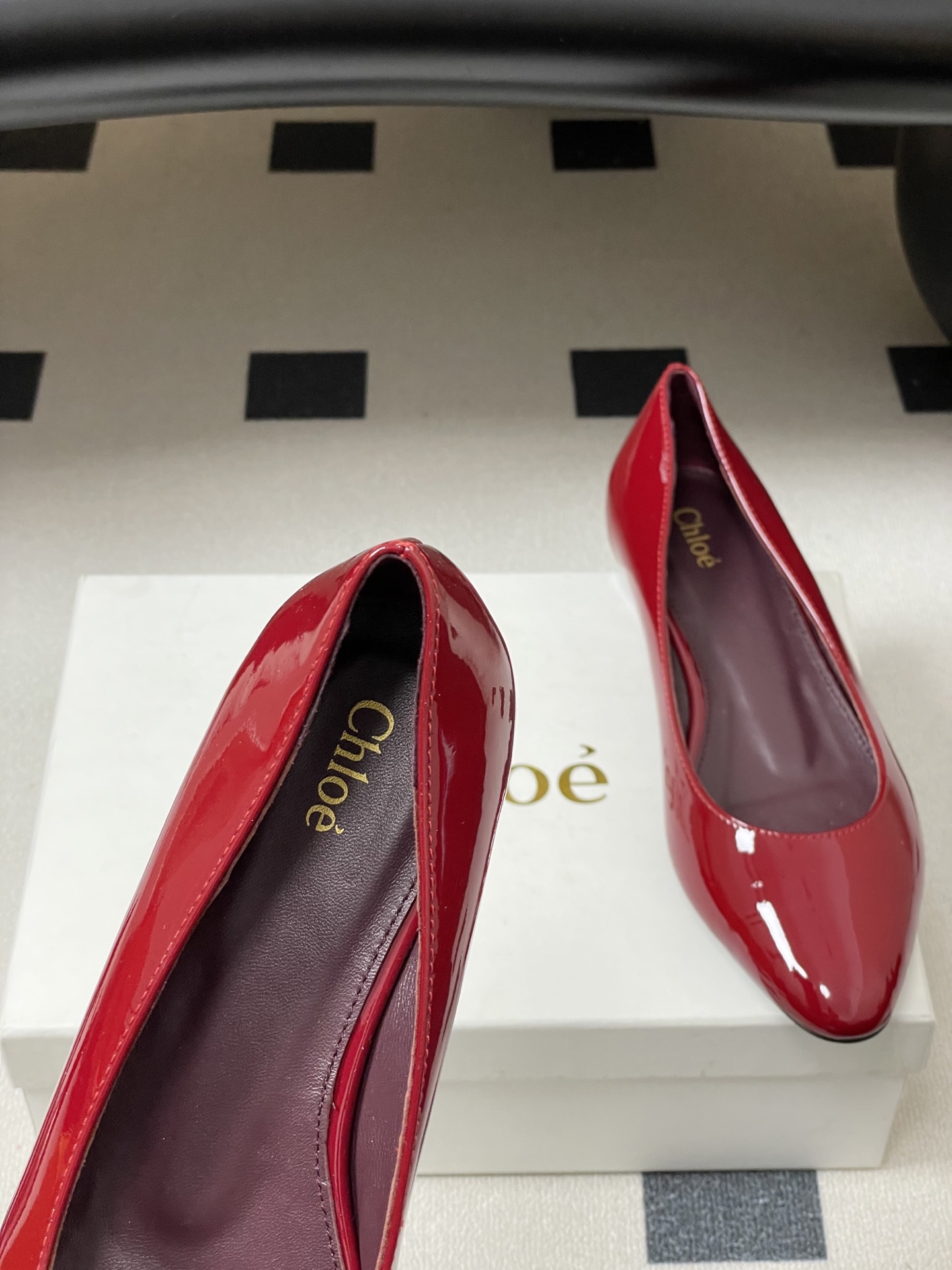 -Chloe蔻依 26ss春夏新款 小坡跟芭蕾舞鞋圆头漆皮简约优雅玛丽珍单鞋这款焕新设计的MARCIE芭