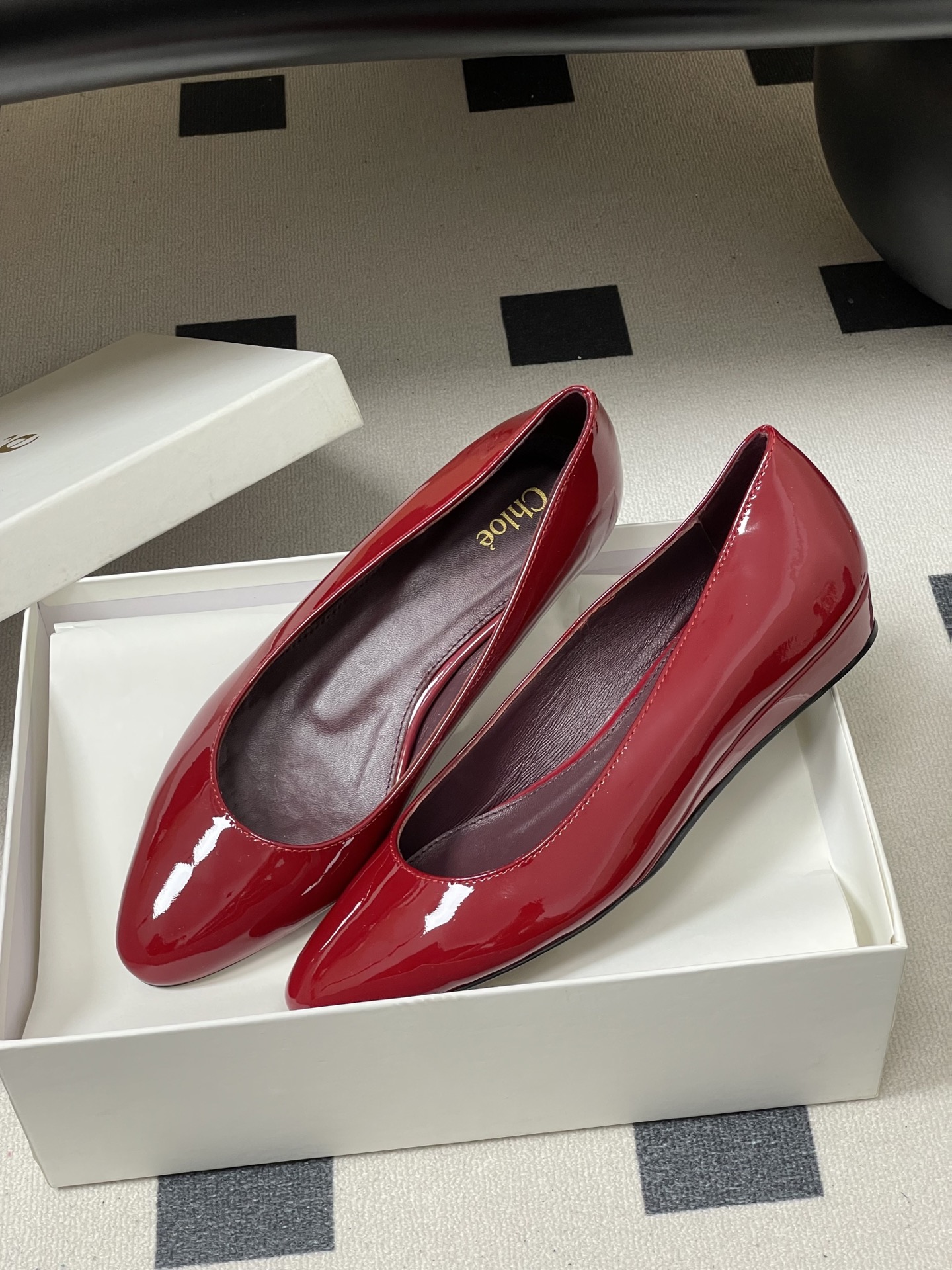 -Chloe蔻依 26ss春夏新款 小坡跟芭蕾舞鞋圆头漆皮简约优雅玛丽珍单鞋这款焕新设计的MARCIE芭