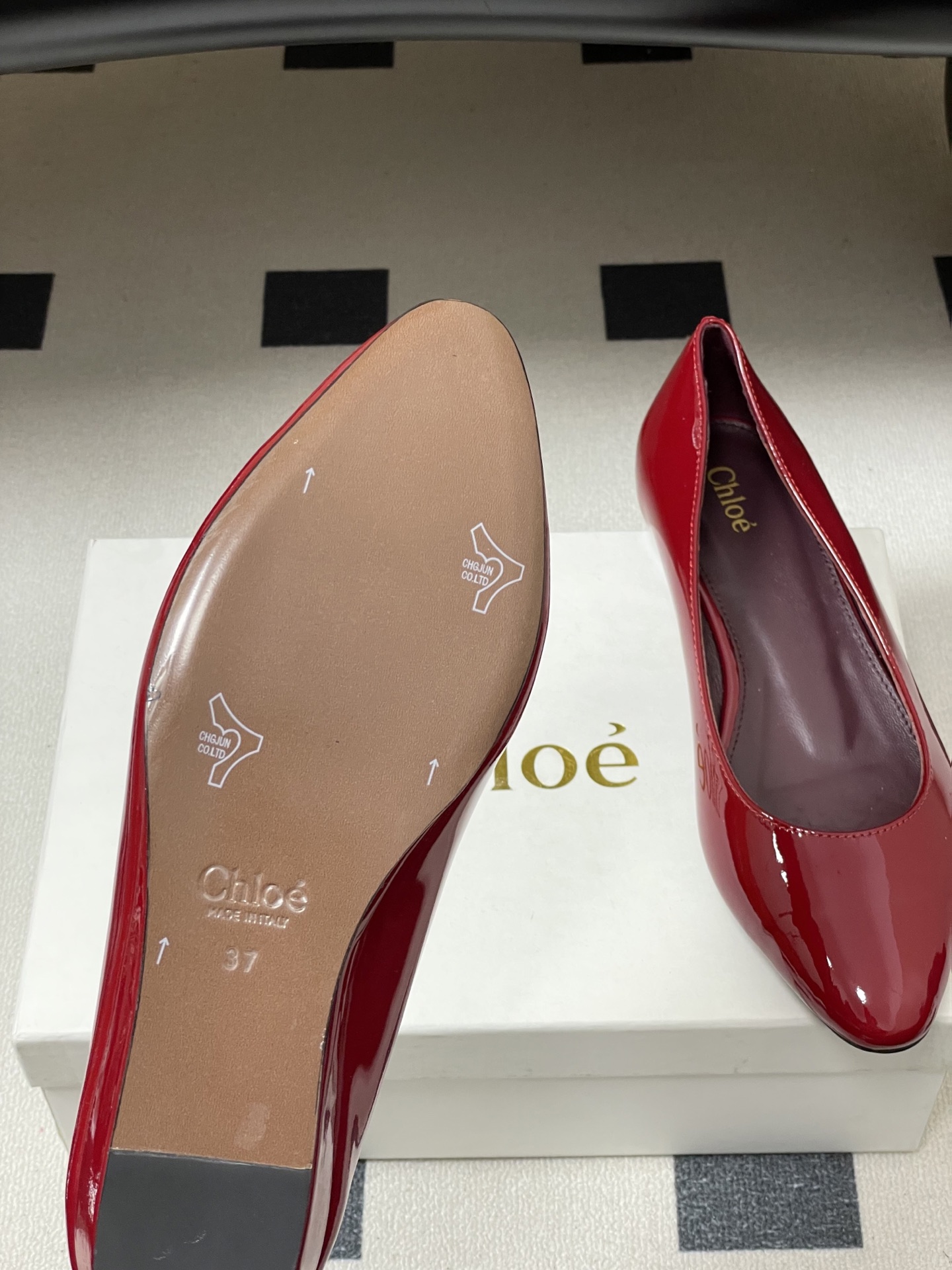 -Chloe蔻依 26ss春夏新款 小坡跟芭蕾舞鞋圆头漆皮简约优雅玛丽珍单鞋这款焕新设计的MARCIE芭