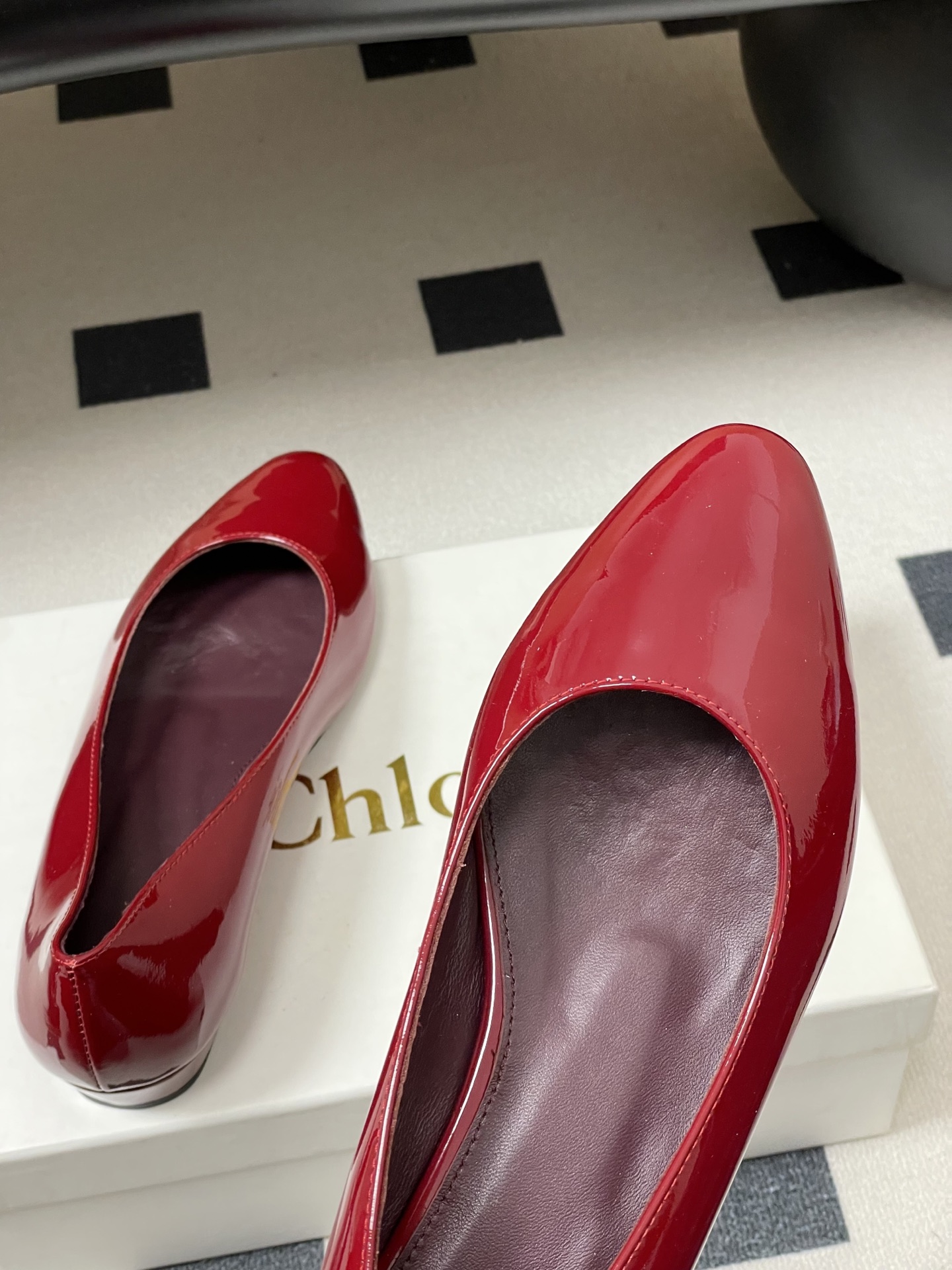 -Chloe蔻依 26ss春夏新款 小坡跟芭蕾舞鞋圆头漆皮简约优雅玛丽珍单鞋这款焕新设计的MARCIE芭