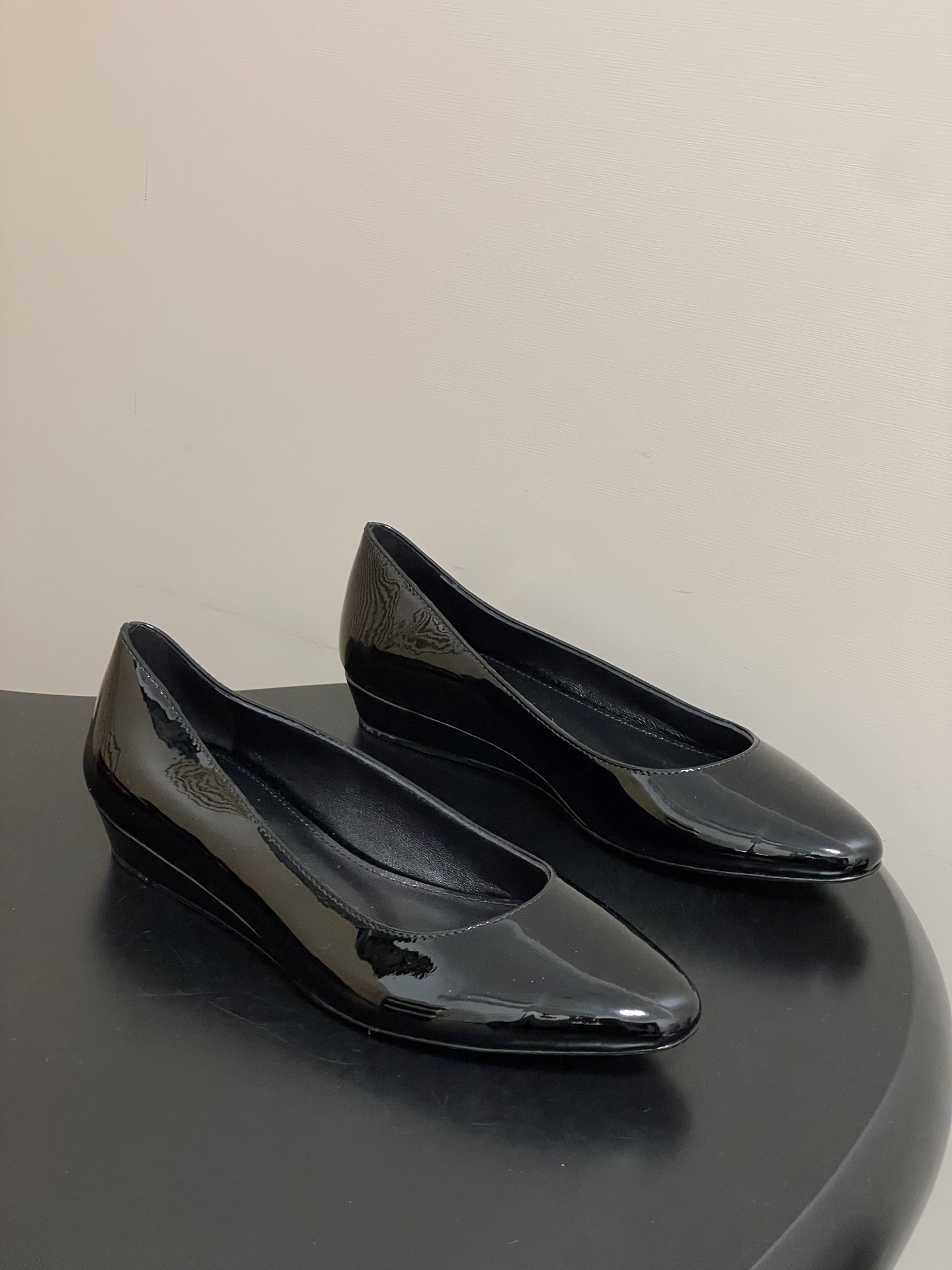 NO:757431,-Chloe 26ss spring and summer new model, small wedge ballet shoes, round toe patent leather, simple and elegant Mary Jane shoes. This newly designed MARCIE ballet shoes are made of custom calf patent leather. The Mary Jane silhouette and almond-shaped toe show Parisian style. The upper is decorated with gold micro MARCIE buckle details. The buckle engraved with CHLO adds a signature tone to this comfortable flat ballet shoe!  Bring the romance of Chloé into every step of your daily life. The glossy patent leather shines in the light, and the soft pointed toe outlines the gentle outline. The low-heeled design hides thoughtful considerations, making your steps light and calm. The red is a passionate heartbeat, and the pure black is quiet elegance. From commuting to dating, it is an effortless French atmosphere. The upper is cow patent leather, the lining is sheepskin, the sole is Italian genuine leather, and the heel height is 2cm/6cm.  Size 35-39 (34.40.41 customized, non-returnable), single shoes, chloe, loewe, mary jane, sheepskin, Leather soles19860909- Chloe蔻依 26ss春夏新款 小坡跟芭蕾舞鞋圆头漆皮简约优雅玛丽珍单鞋 这款焕新设计的MARCIE芭蕾鞋采用 定制小牛漆皮 ,玛丽珍廓形和杏仁形鞋头展现巴黎风情.鞋面上饰有金色微型MARCIE搭扣细节.镌刻CHLO字样的搭扣为这款舒适的平底芭蕾鞋 添标志性格调！ 把Chloé的浪漫,踩进日常的每一步,亮面漆皮在光下流转光泽,柔和尖头勾勒温婉轮廓,低跟设计藏着贴心考量,让步履轻盈又从容,正红是热烈的心动,纯黑是沉静的优雅,从通勤到约会,都是不费力的法式氛围感. 鞋面牛漆皮 内里垫脚羊皮 鞋底意大利真皮大底 跟高2cm/6cm 码数35-39（34.40.41 定做不退换）,单鞋,chloe,loewe,mary jane,sheepskin,Leather soles,Women's Shoes