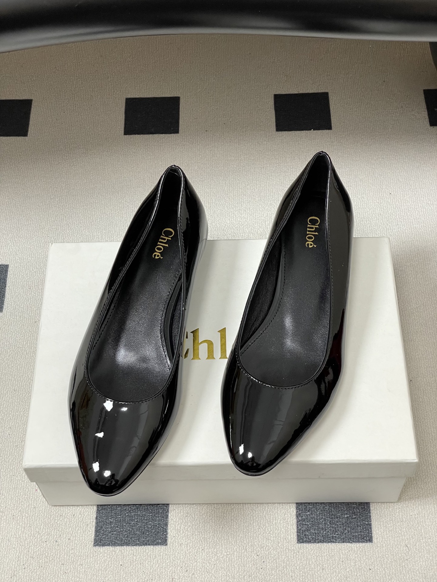 -Chloe蔻依 26ss春夏新款 小坡跟芭蕾舞鞋圆头漆皮简约优雅玛丽珍单鞋这款焕新设计的MARCIE芭