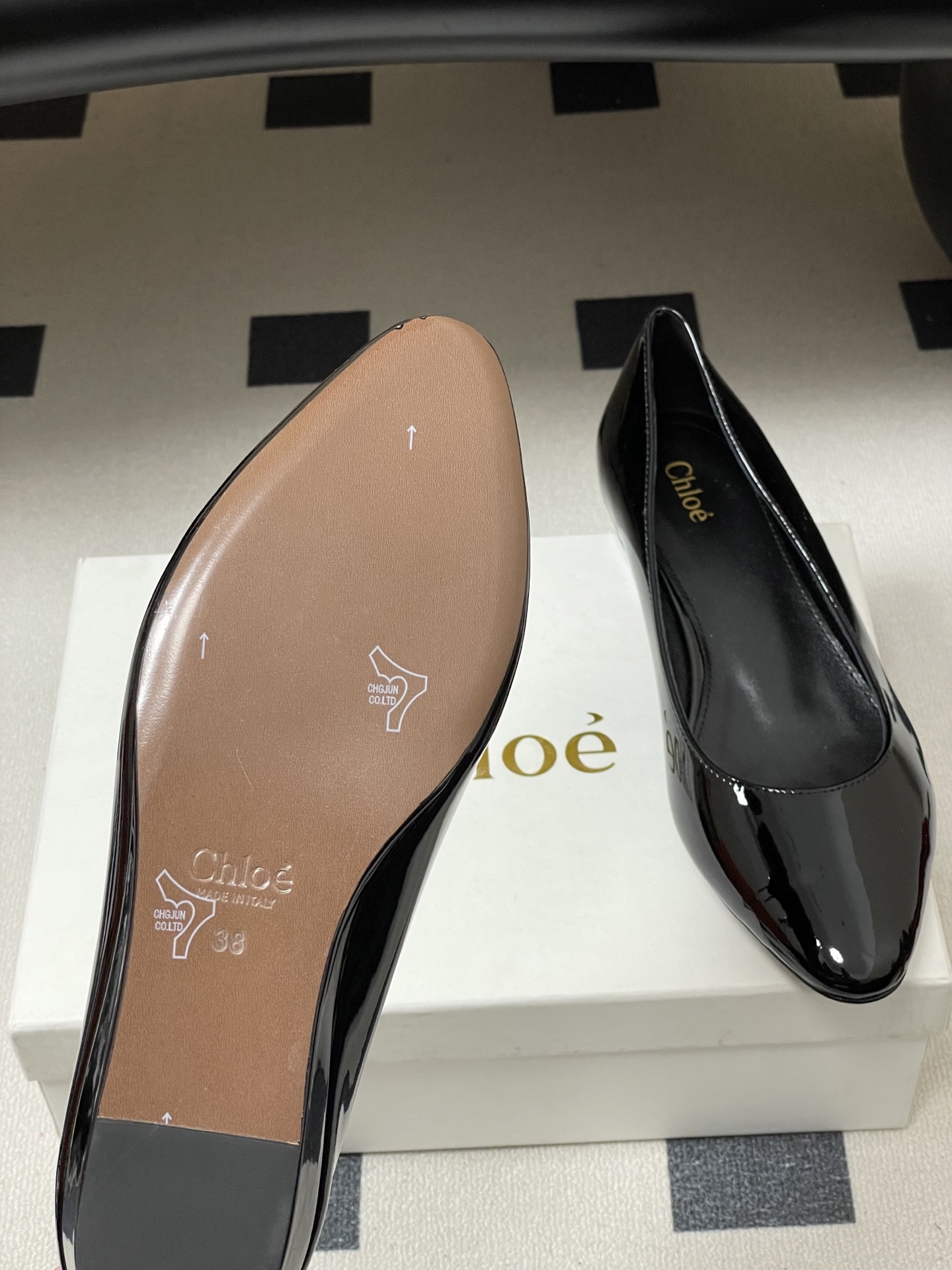 -Chloe蔻依 26ss春夏新款 小坡跟芭蕾舞鞋圆头漆皮简约优雅玛丽珍单鞋这款焕新设计的MARCIE芭