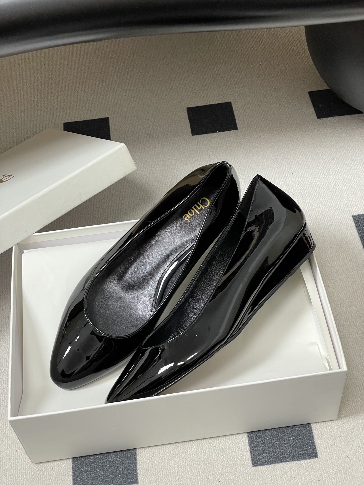 -Chloe蔻依 26ss春夏新款 小坡跟芭蕾舞鞋圆头漆皮简约优雅玛丽珍单鞋这款焕新设计的MARCIE芭