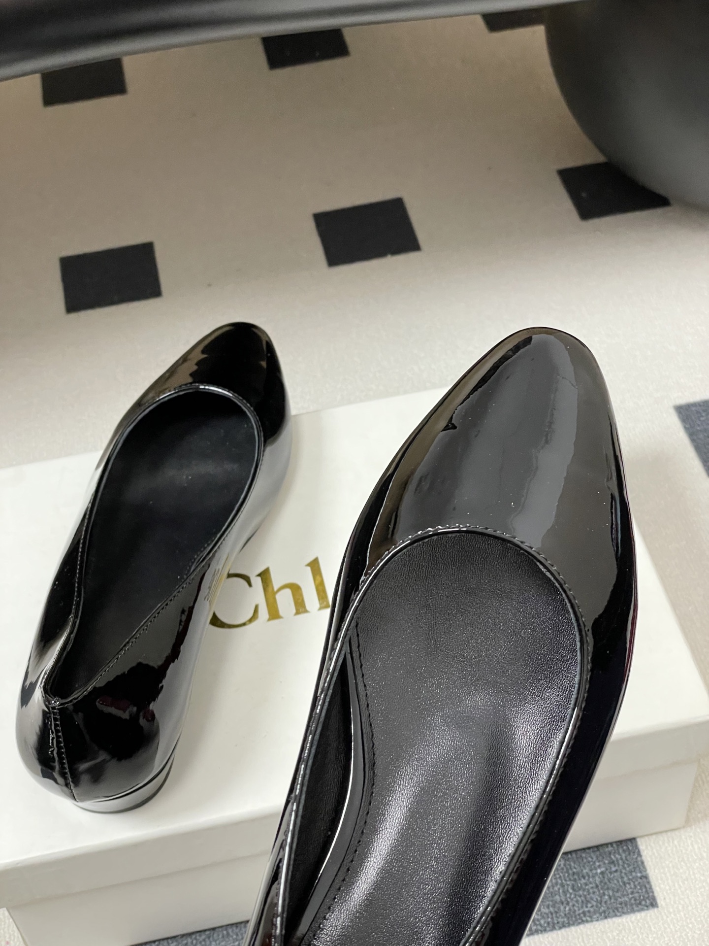 -Chloe蔻依 26ss春夏新款 小坡跟芭蕾舞鞋圆头漆皮简约优雅玛丽珍单鞋这款焕新设计的MARCIE芭