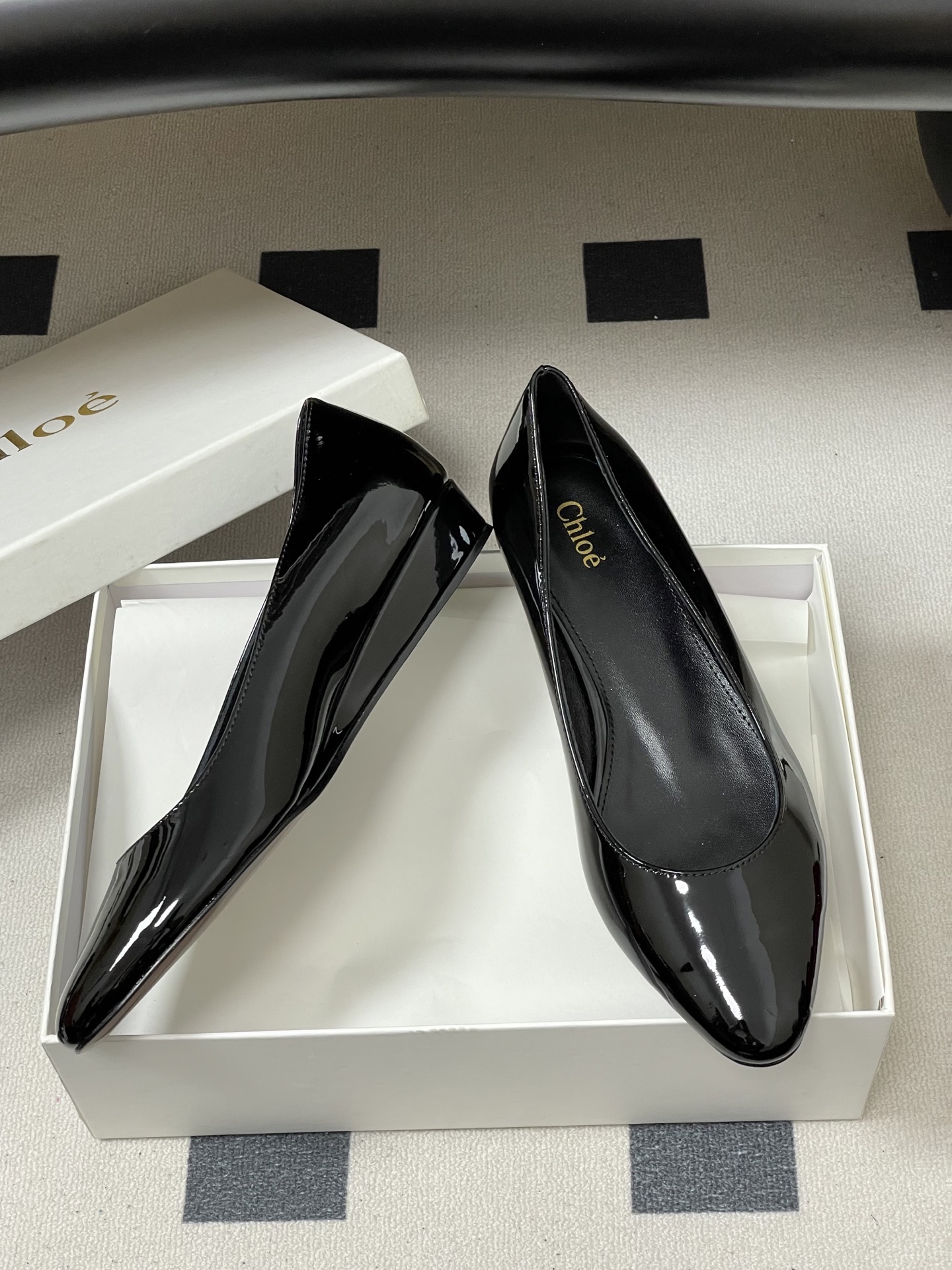 -Chloe蔻依 26ss春夏新款 小坡跟芭蕾舞鞋圆头漆皮简约优雅玛丽珍单鞋这款焕新设计的MARCIE芭