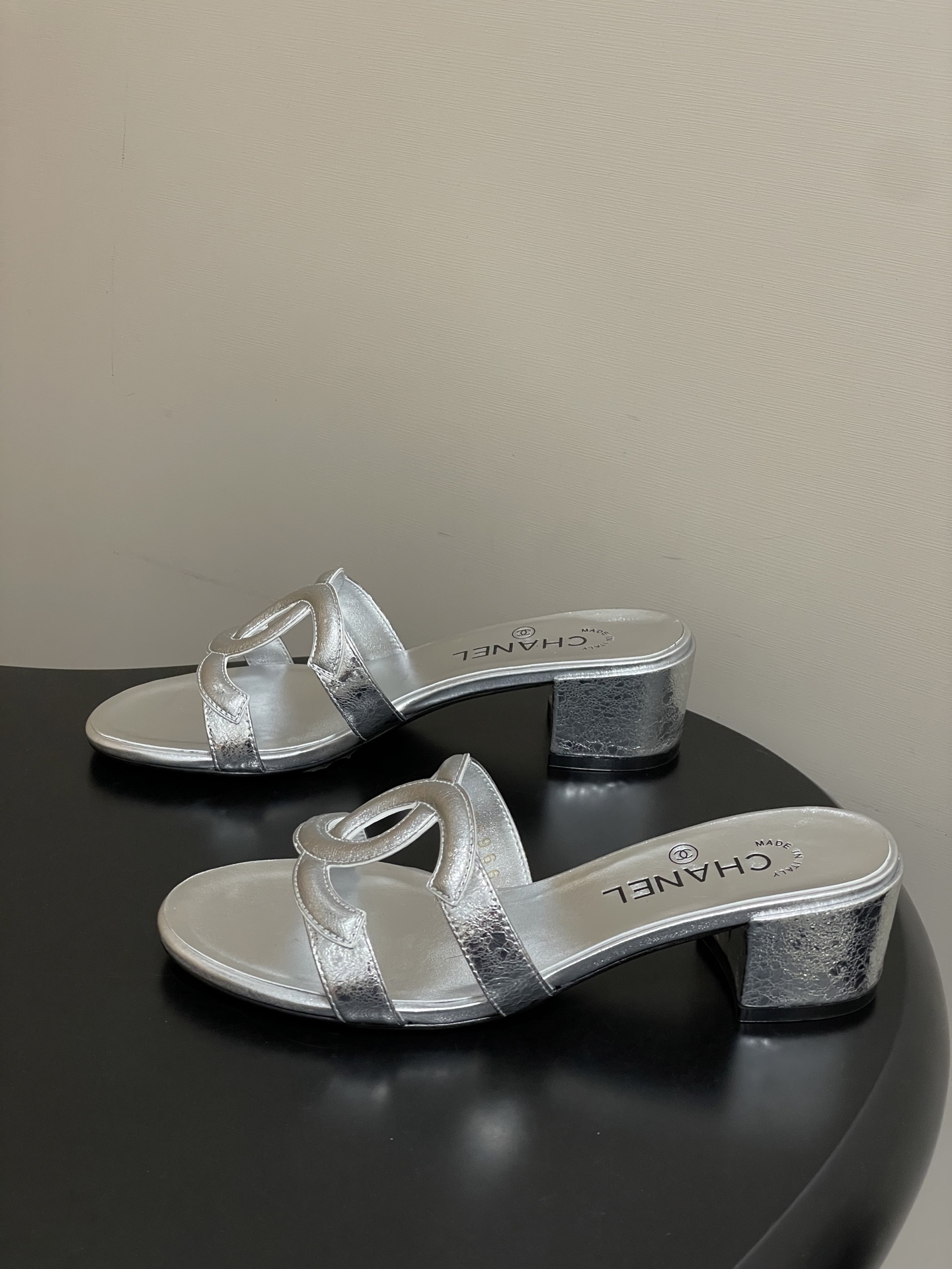 -26Ss春夏新款Chanel香奈儿 度假风小香经典大双C镂空高跟凉拖鞋蜜儿一字带平底拖鞋鞋面装饰大双c