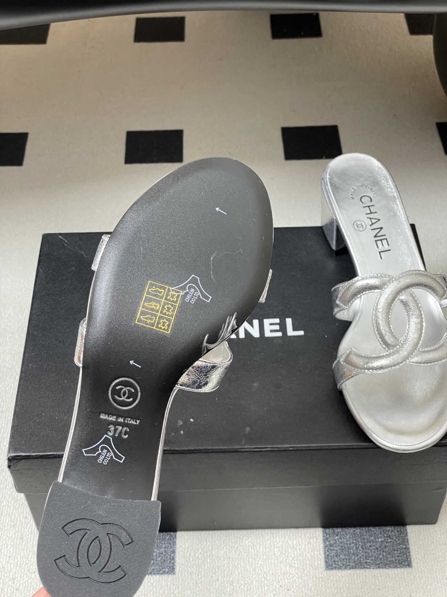 -26Ss春夏新款Chanel香奈儿 度假风小香经典大双C镂空高跟凉拖鞋蜜儿一字带平底拖鞋鞋面装饰大双c