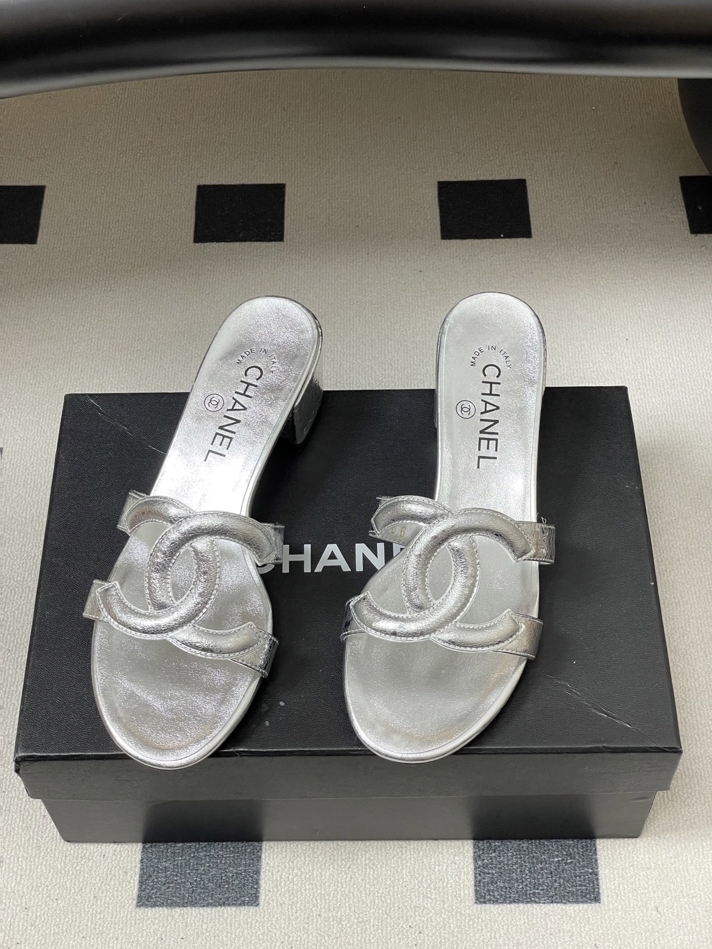 -26Ss春夏新款Chanel香奈儿 度假风小香经典大双C镂空高跟凉拖鞋蜜儿一字带平底拖鞋鞋面装饰大双c