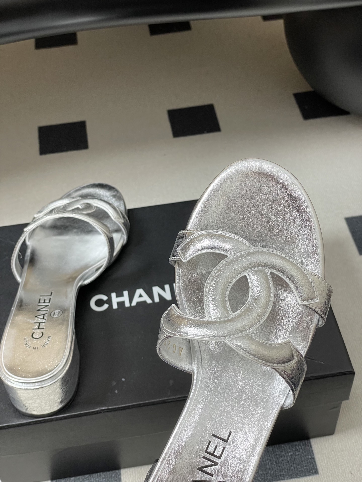 -26Ss春夏新款Chanel香奈儿 度假风小香经典大双C镂空高跟凉拖鞋蜜儿一字带平底拖鞋鞋面装饰大双c