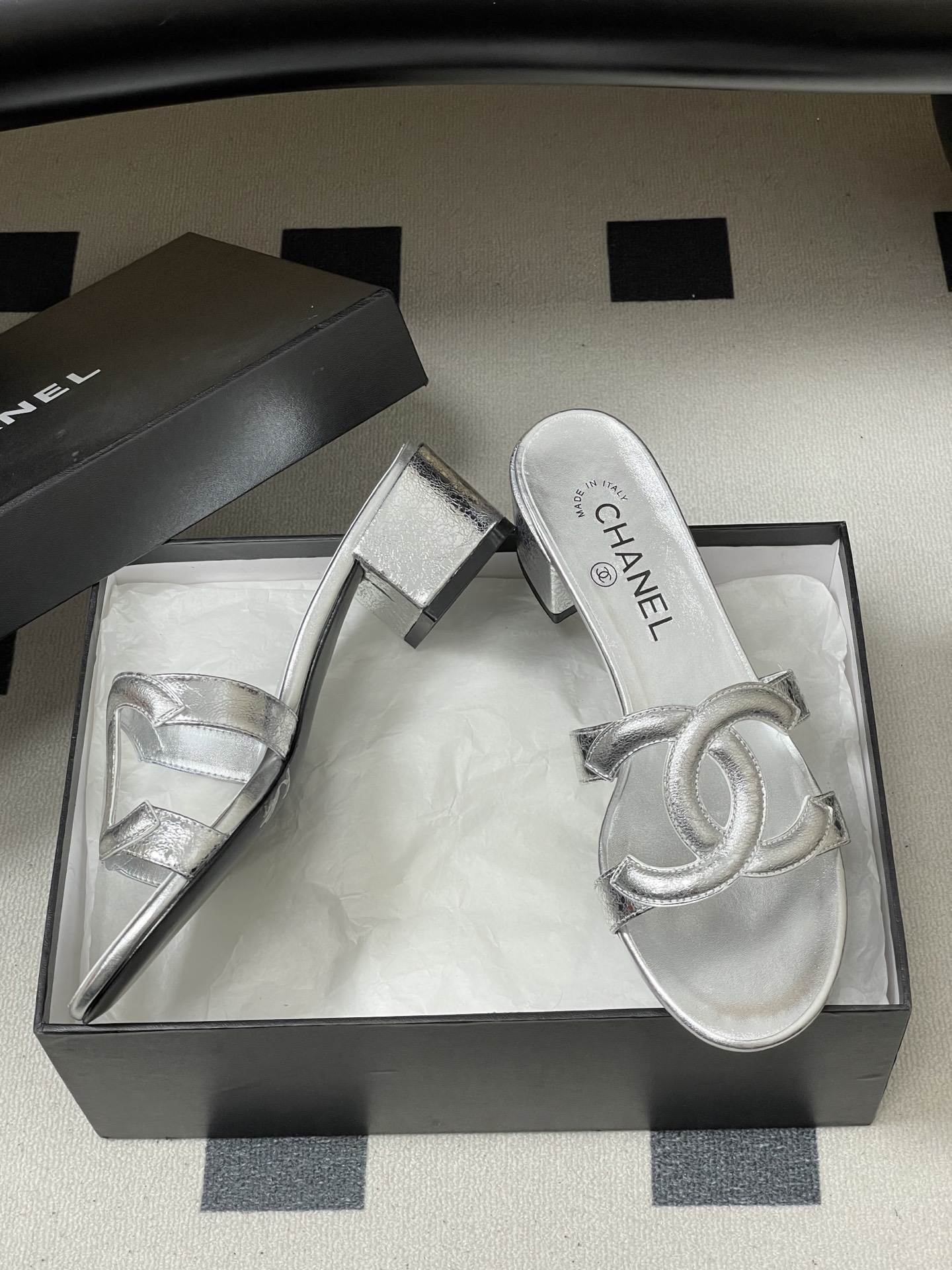 -26Ss春夏新款Chanel香奈儿 度假风小香经典大双C镂空高跟凉拖鞋蜜儿一字带平底拖鞋鞋面装饰大双c