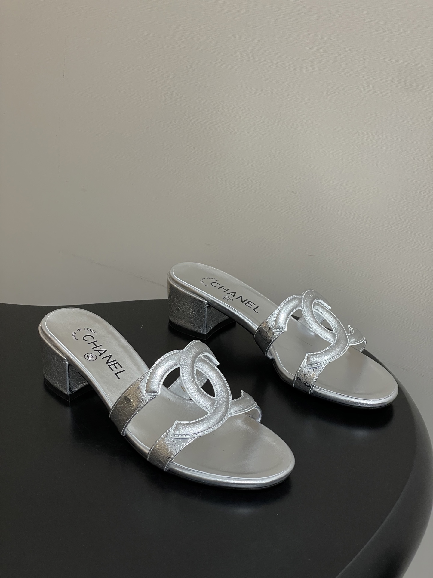 -26Ss春夏新款Chanel香奈儿 度假风小香经典大双C镂空高跟凉拖鞋蜜儿一字带平底拖鞋鞋面装饰大双c