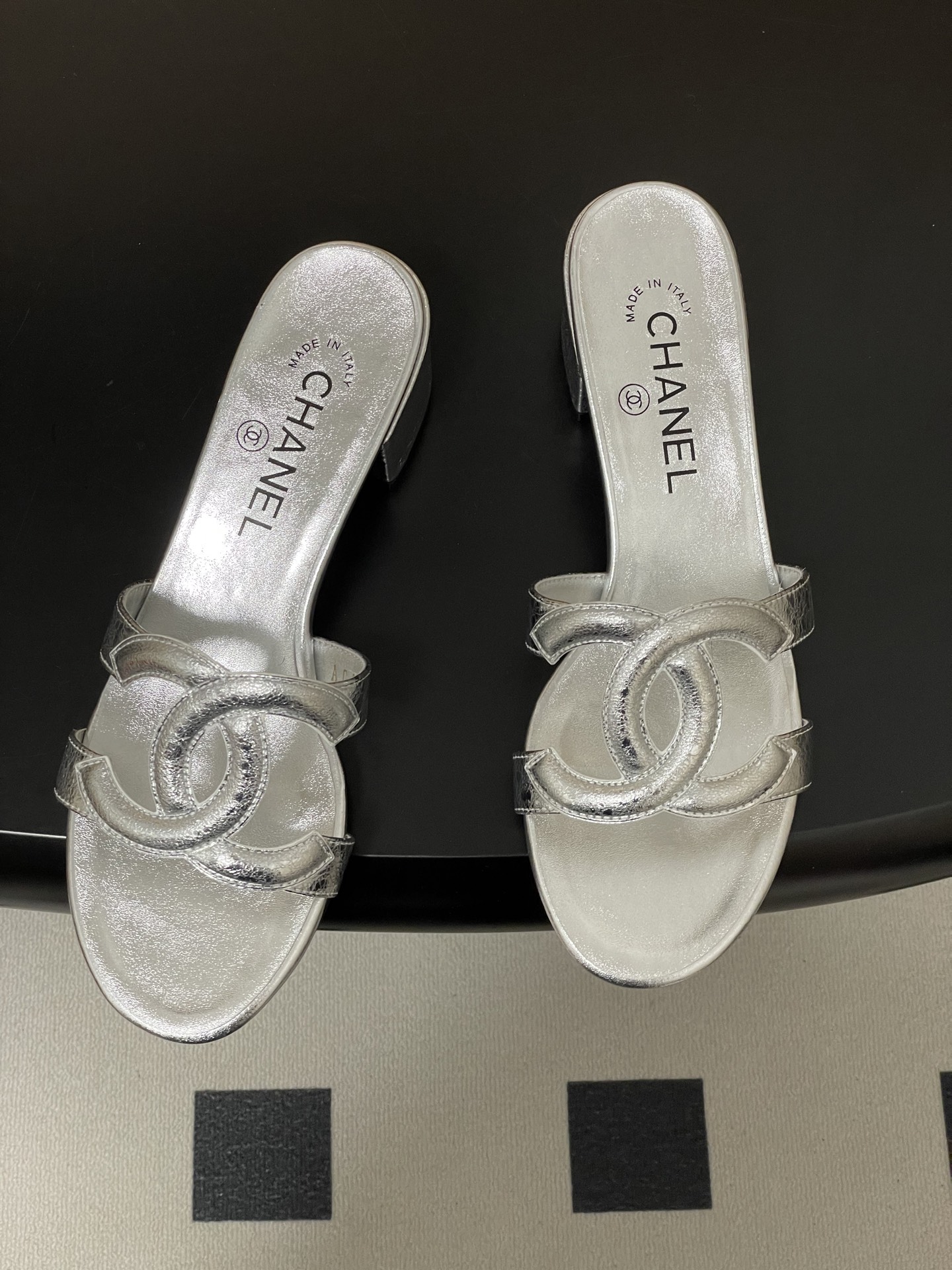 -26Ss春夏新款Chanel香奈儿 度假风小香经典大双C镂空高跟凉拖鞋蜜儿一字带平底拖鞋鞋面装饰大双c