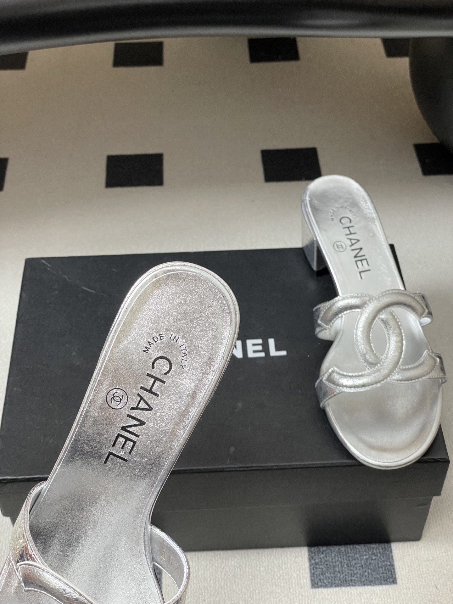 -26Ss春夏新款Chanel香奈儿 度假风小香经典大双C镂空高跟凉拖鞋蜜儿一字带平底拖鞋鞋面装饰大双c