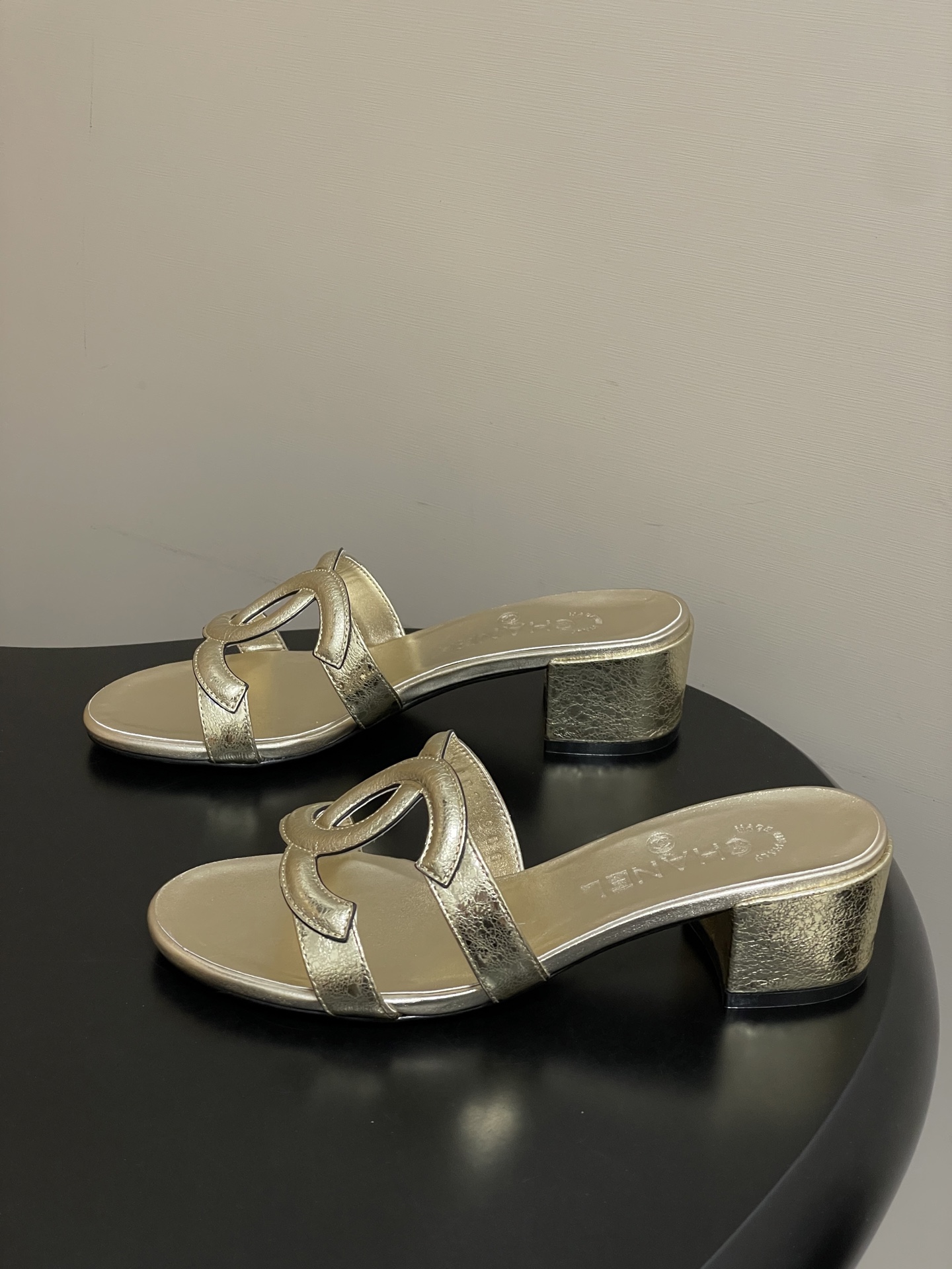 -26Ss春夏新款Chanel香奈儿 度假风小香经典大双C镂空高跟凉拖鞋蜜儿一字带平底拖鞋鞋面装饰大双c