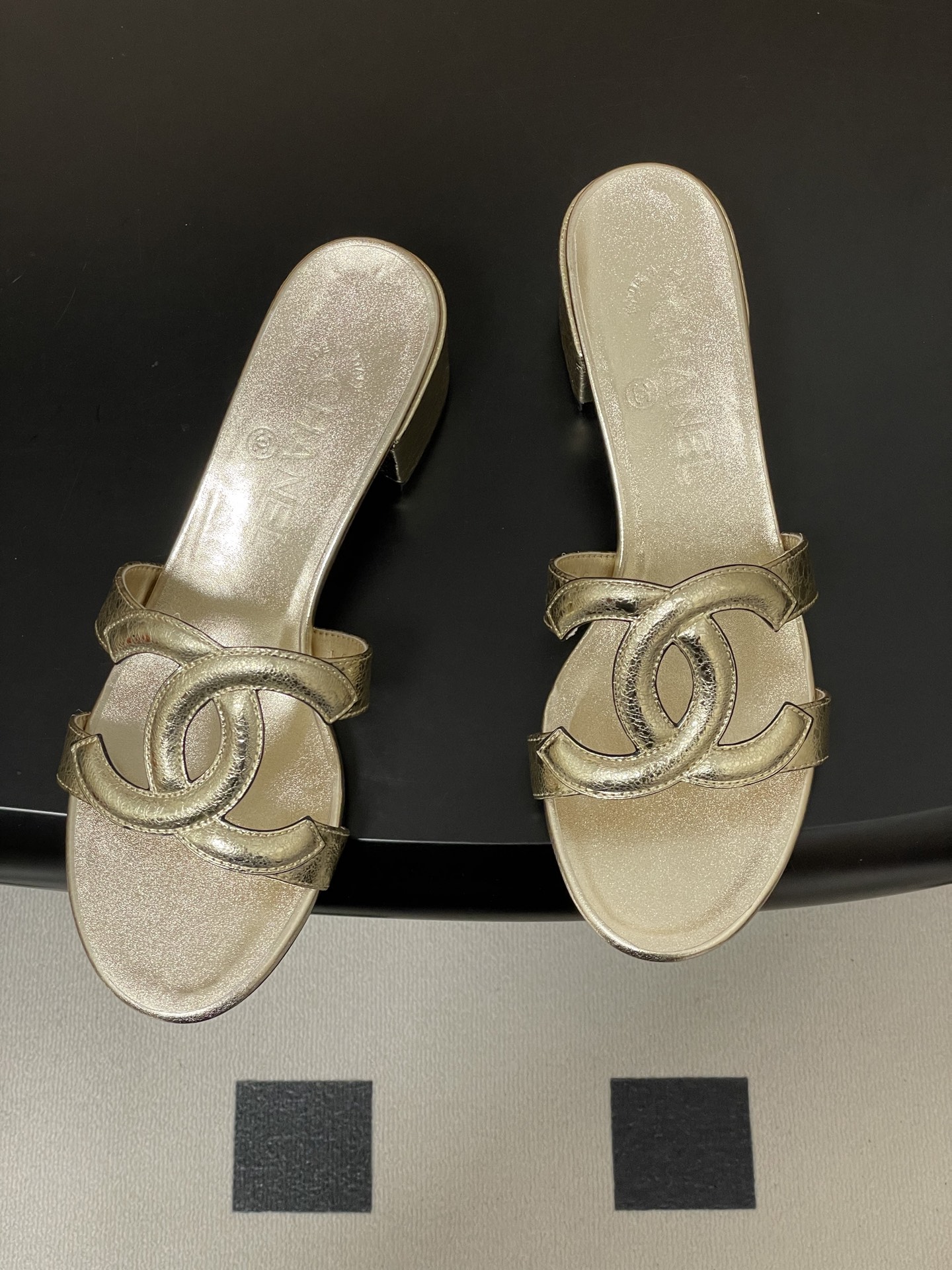 -26Ss春夏新款Chanel香奈儿 度假风小香经典大双C镂空高跟凉拖鞋蜜儿一字带平底拖鞋鞋面装饰大双c