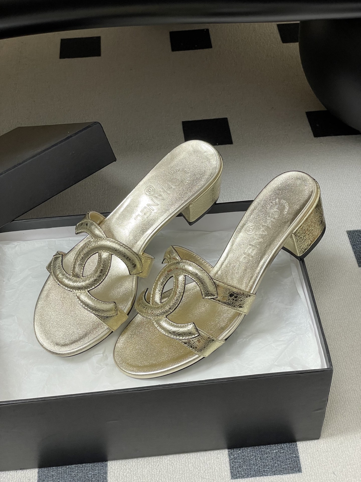 -26Ss春夏新款Chanel香奈儿 度假风小香经典大双C镂空高跟凉拖鞋蜜儿一字带平底拖鞋鞋面装饰大双c