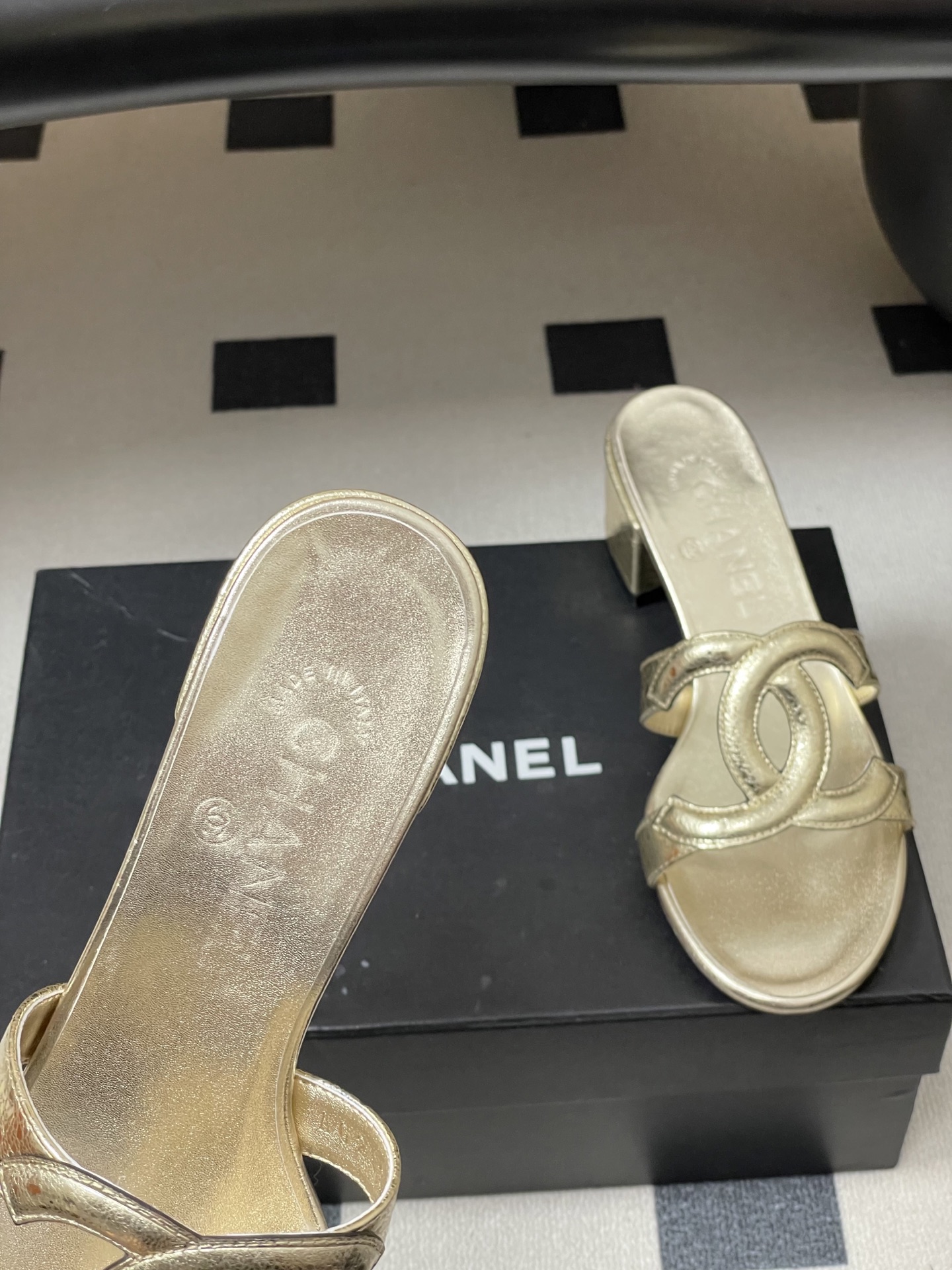 -26Ss春夏新款Chanel香奈儿 度假风小香经典大双C镂空高跟凉拖鞋蜜儿一字带平底拖鞋鞋面装饰大双c