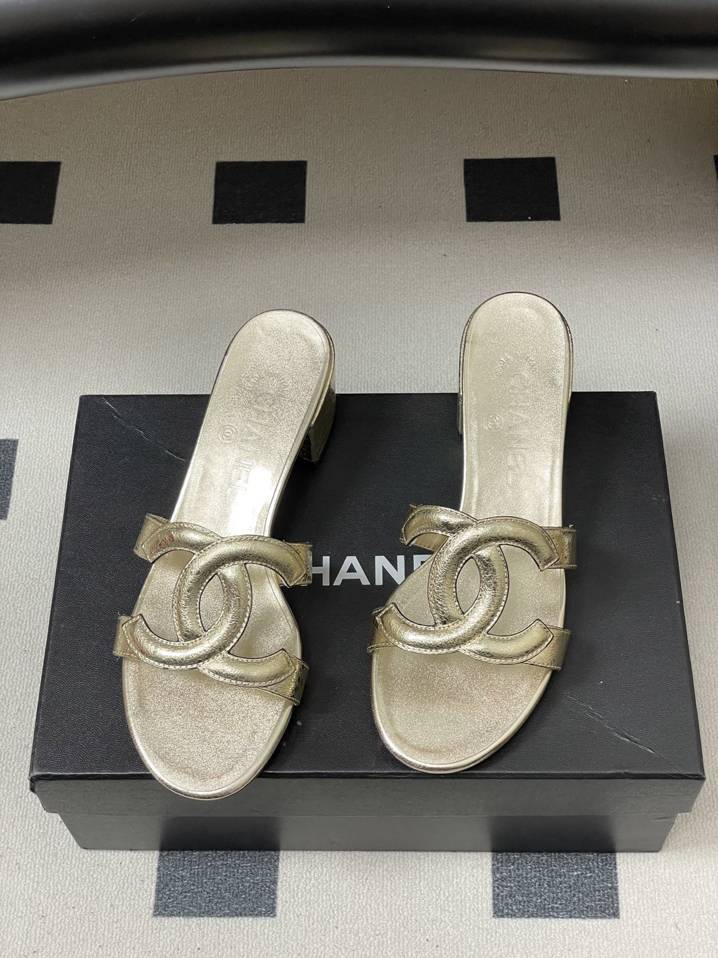 -26Ss春夏新款Chanel香奈儿 度假风小香经典大双C镂空高跟凉拖鞋蜜儿一字带平底拖鞋鞋面装饰大双c