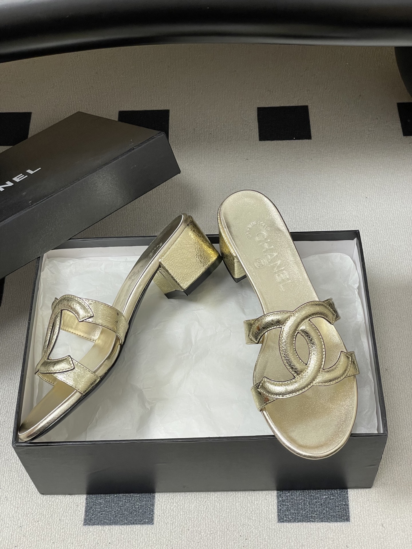 -26Ss春夏新款Chanel香奈儿 度假风小香经典大双C镂空高跟凉拖鞋蜜儿一字带平底拖鞋鞋面装饰大双c