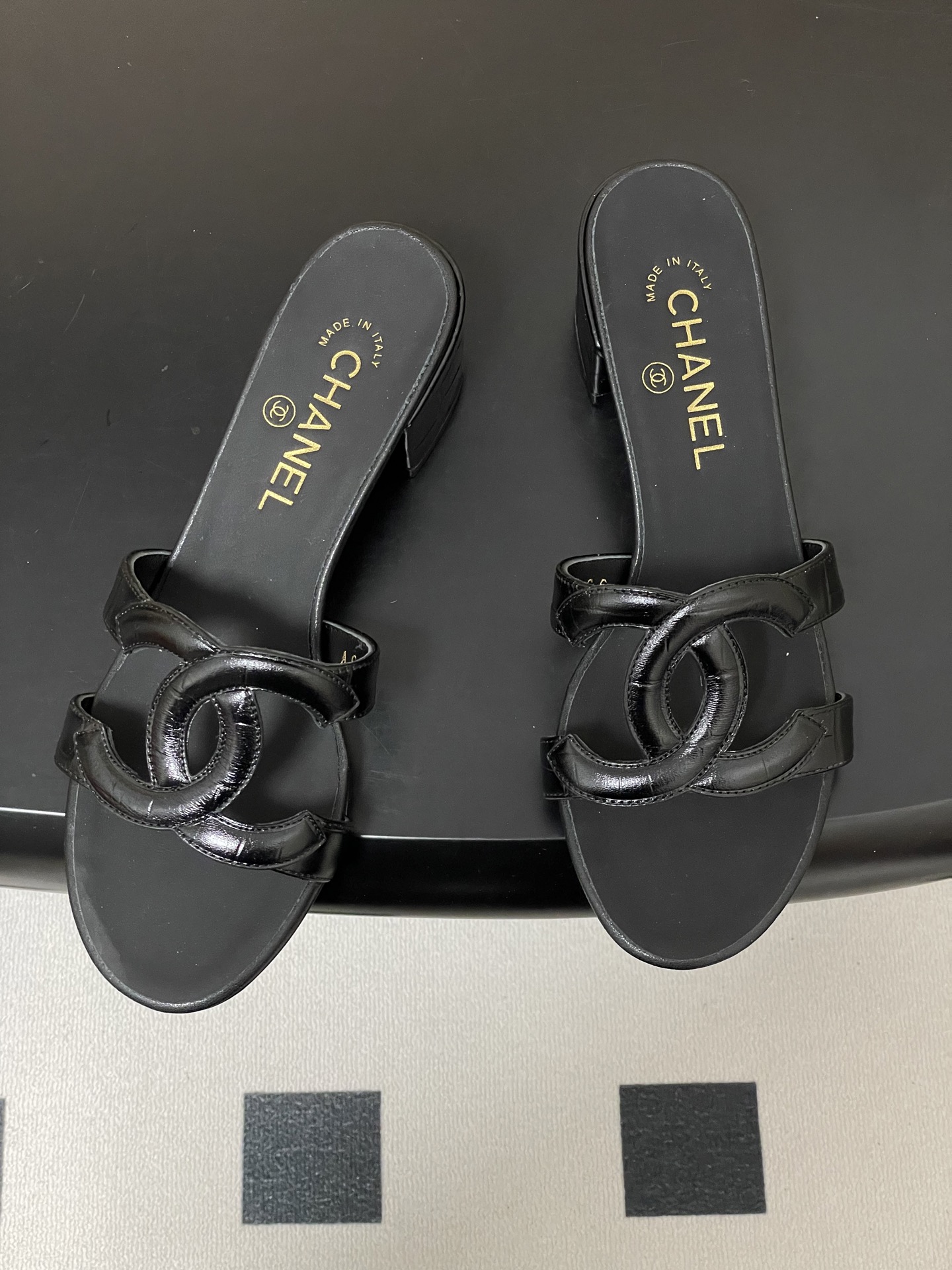 -26Ss春夏新款Chanel香奈儿 度假风小香经典大双C镂空高跟凉拖鞋蜜儿一字带平底拖鞋鞋面装饰大双c