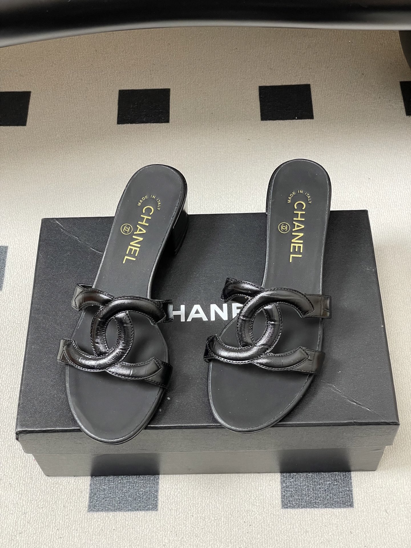 -26Ss春夏新款Chanel香奈儿 度假风小香经典大双C镂空高跟凉拖鞋蜜儿一字带平底拖鞋鞋面装饰大双c