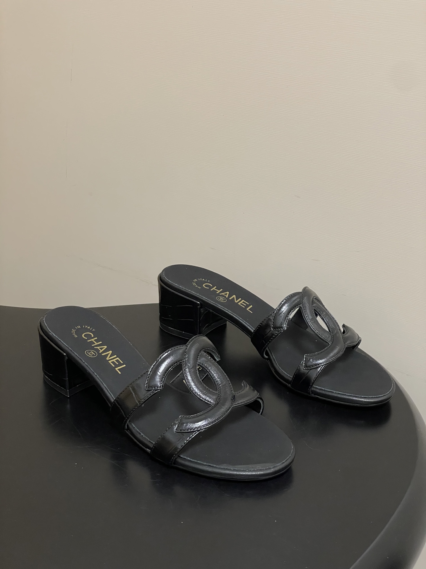 -26Ss春夏新款Chanel香奈儿 度假风小香经典大双C镂空高跟凉拖鞋蜜儿一字带平底拖鞋鞋面装饰大双c