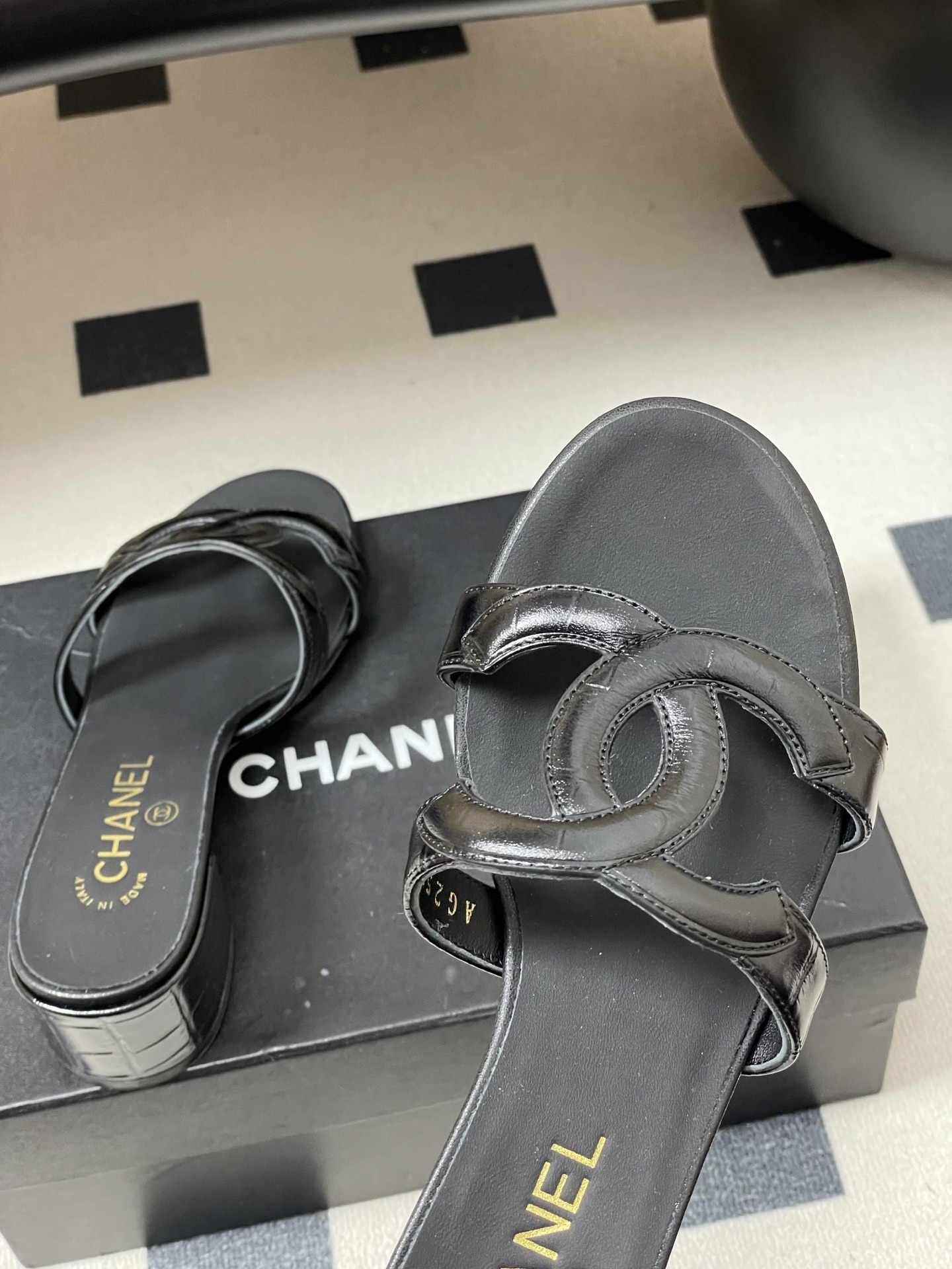 -26Ss春夏新款Chanel香奈儿 度假风小香经典大双C镂空高跟凉拖鞋蜜儿一字带平底拖鞋鞋面装饰大双c