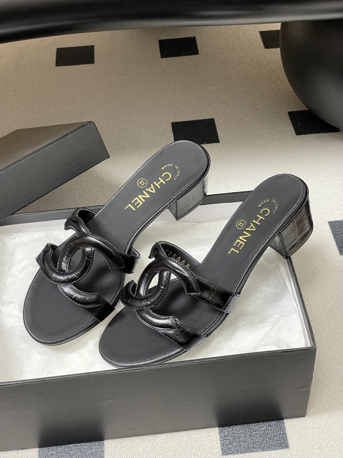 -26Ss春夏新款Chanel香奈儿 度假风小香经典大双C镂空高跟凉拖鞋蜜儿一字带平底拖鞋鞋面装饰大双c