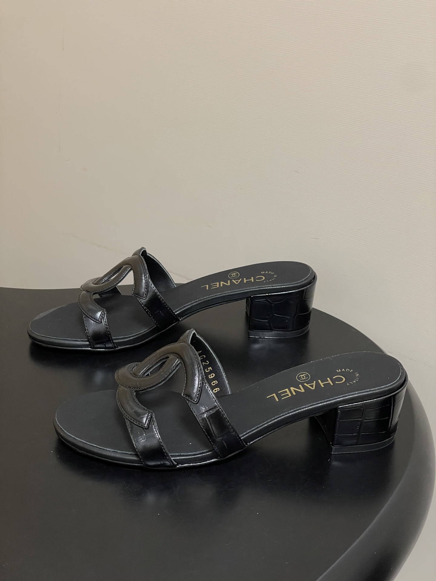 -26Ss春夏新款Chanel香奈儿 度假风小香经典大双C镂空高跟凉拖鞋蜜儿一字带平底拖鞋鞋面装饰大双c