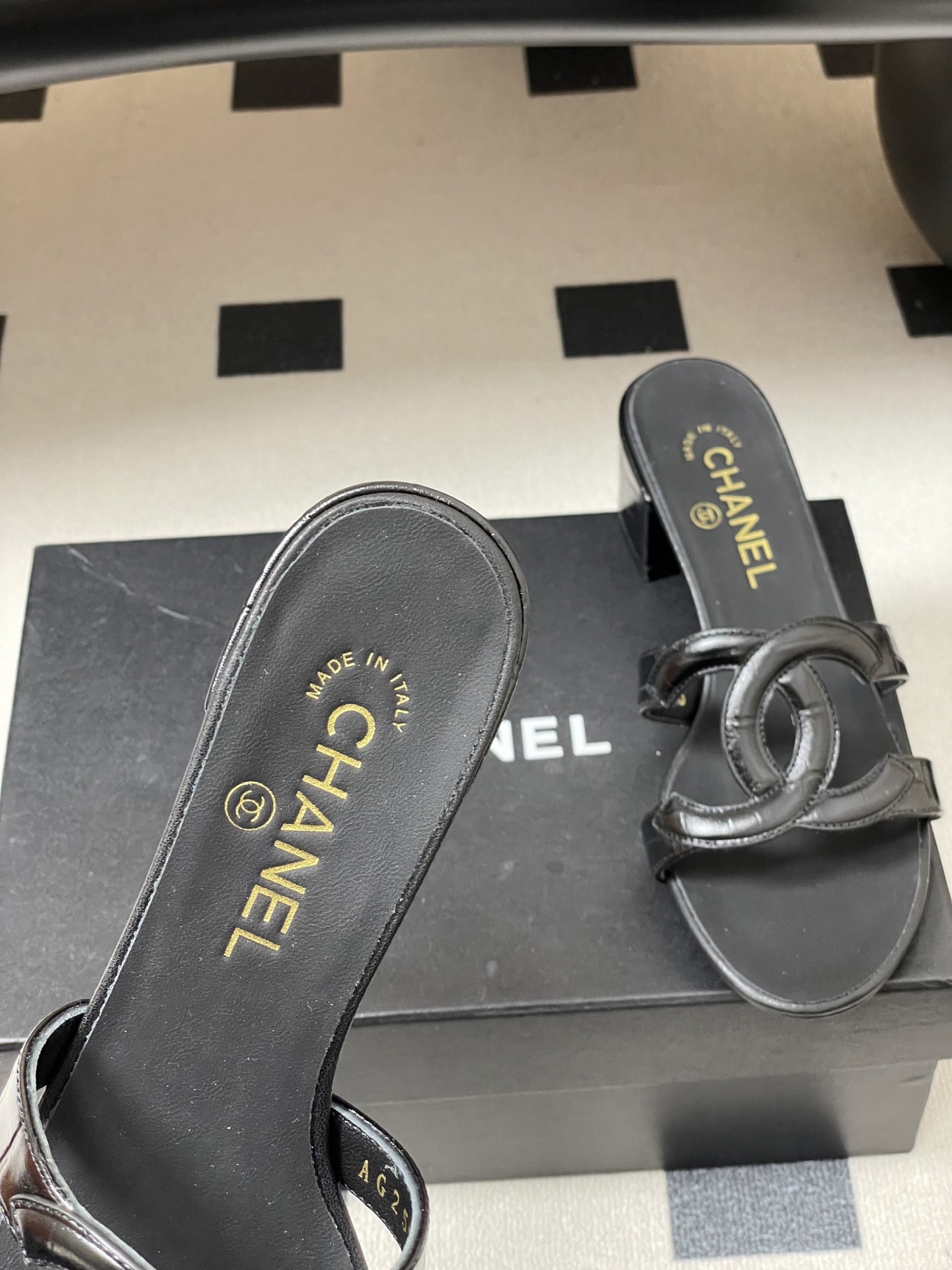 -26Ss春夏新款Chanel香奈儿 度假风小香经典大双C镂空高跟凉拖鞋蜜儿一字带平底拖鞋鞋面装饰大双c