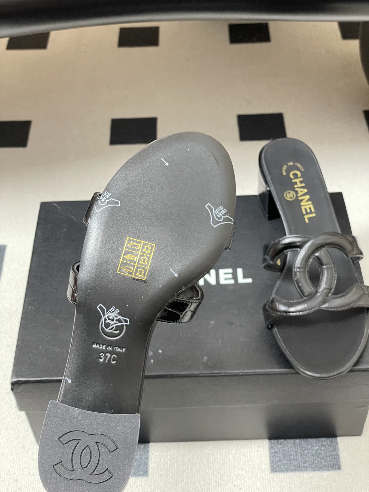 -26Ss春夏新款Chanel香奈儿 度假风小香经典大双C镂空高跟凉拖鞋蜜儿一字带平底拖鞋鞋面装饰大双c