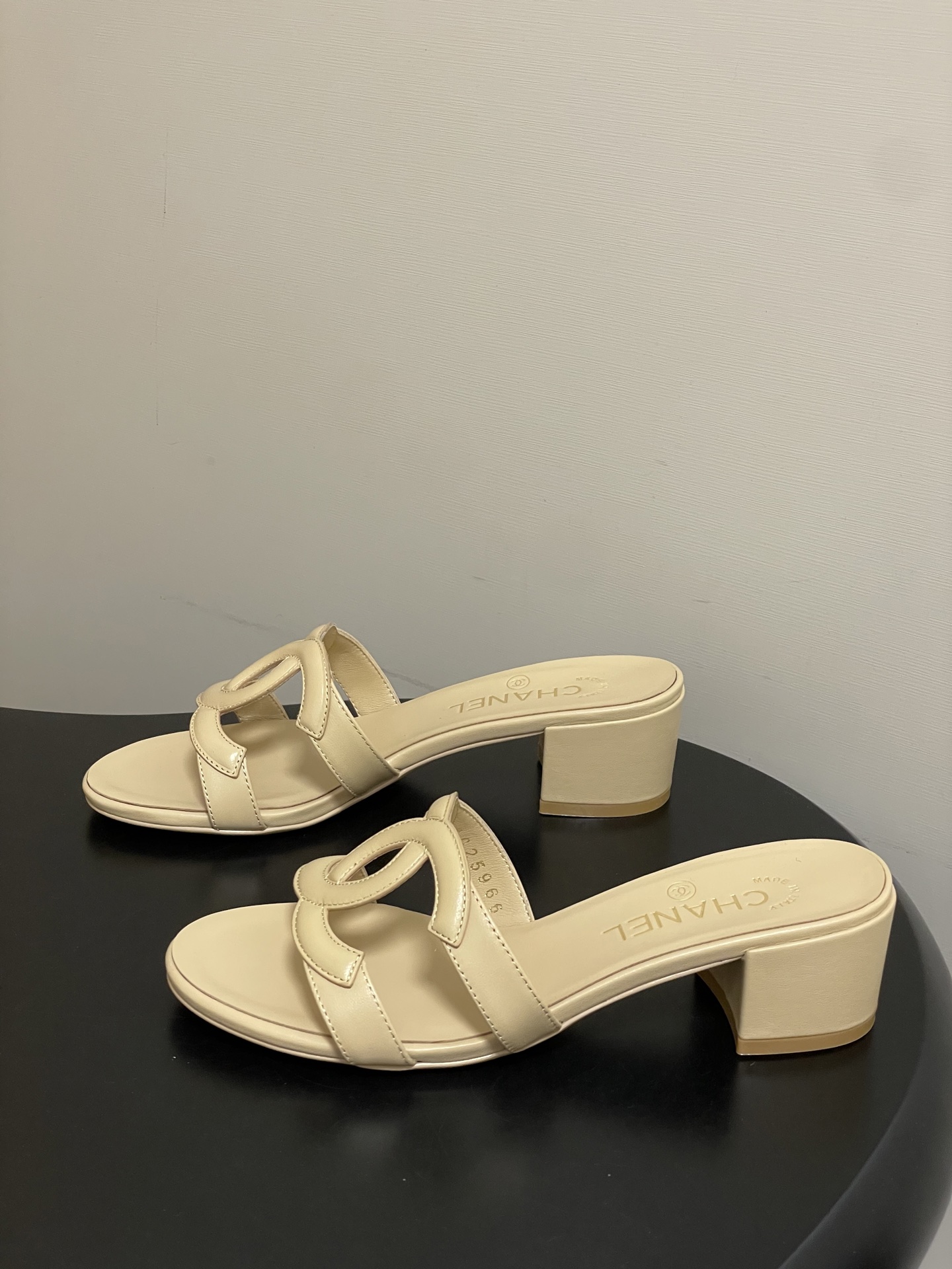 -26Ss春夏新款Chanel香奈儿 度假风小香经典大双C镂空高跟凉拖鞋蜜儿一字带平底拖鞋鞋面装饰大双c