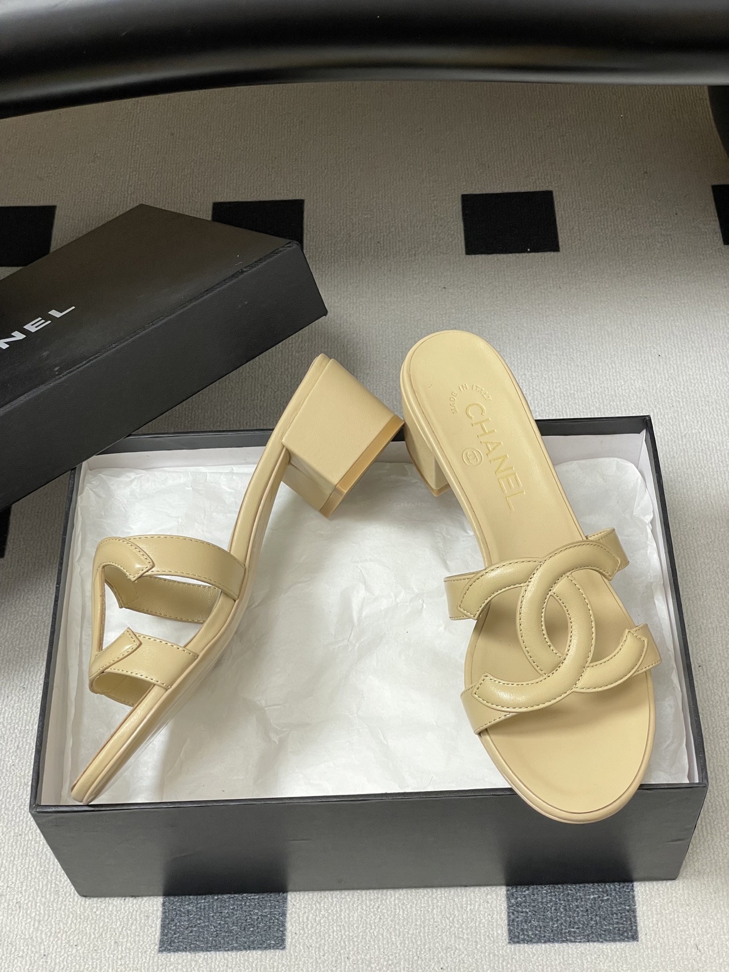 -26Ss春夏新款Chanel香奈儿 度假风小香经典大双C镂空高跟凉拖鞋蜜儿一字带平底拖鞋鞋面装饰大双c