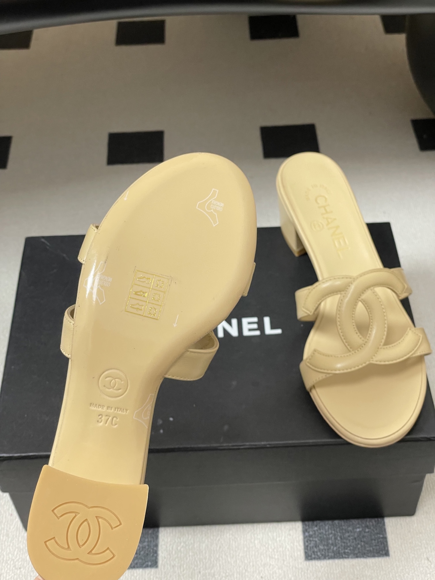 -26Ss春夏新款Chanel香奈儿 度假风小香经典大双C镂空高跟凉拖鞋蜜儿一字带平底拖鞋鞋面装饰大双c