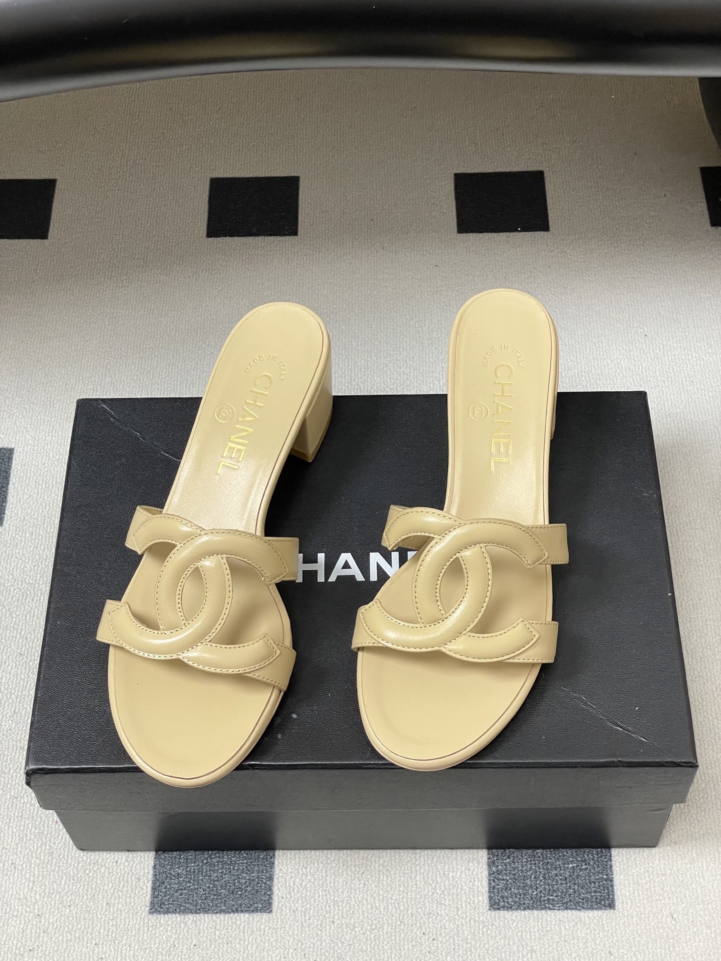 -26Ss春夏新款Chanel香奈儿 度假风小香经典大双C镂空高跟凉拖鞋蜜儿一字带平底拖鞋鞋面装饰大双c