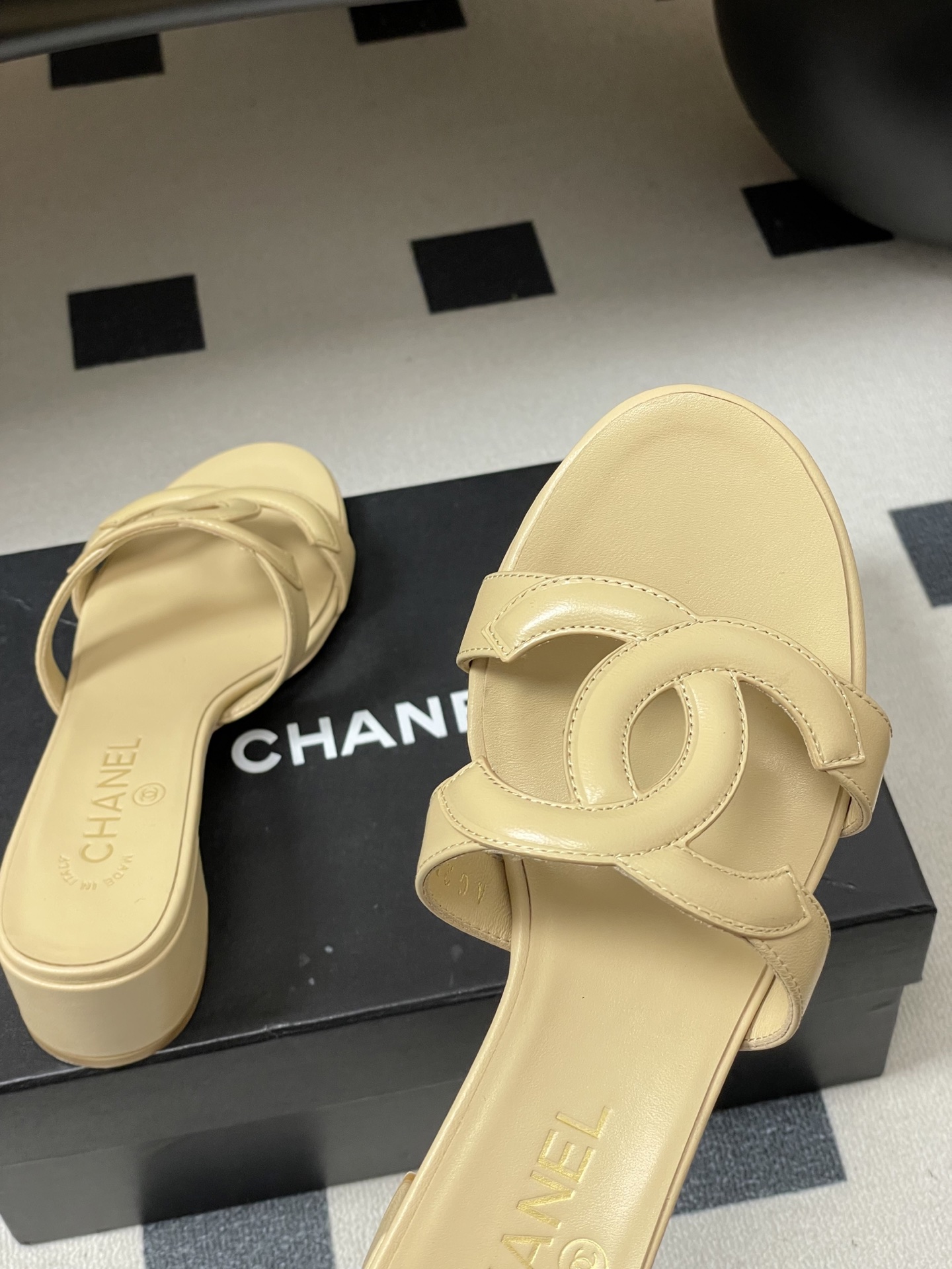 -26Ss春夏新款Chanel香奈儿 度假风小香经典大双C镂空高跟凉拖鞋蜜儿一字带平底拖鞋鞋面装饰大双c