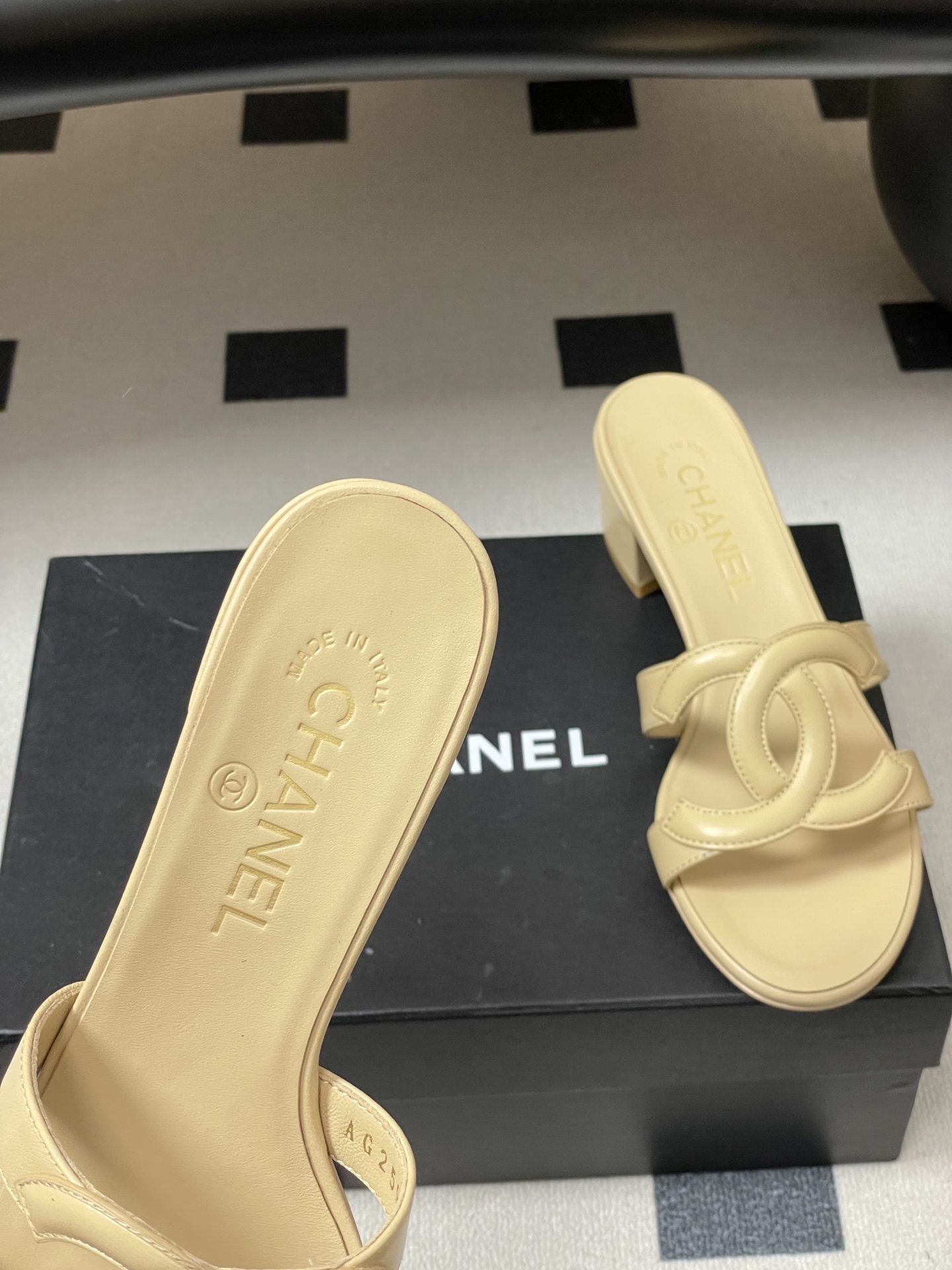 -26Ss春夏新款Chanel香奈儿 度假风小香经典大双C镂空高跟凉拖鞋蜜儿一字带平底拖鞋鞋面装饰大双c