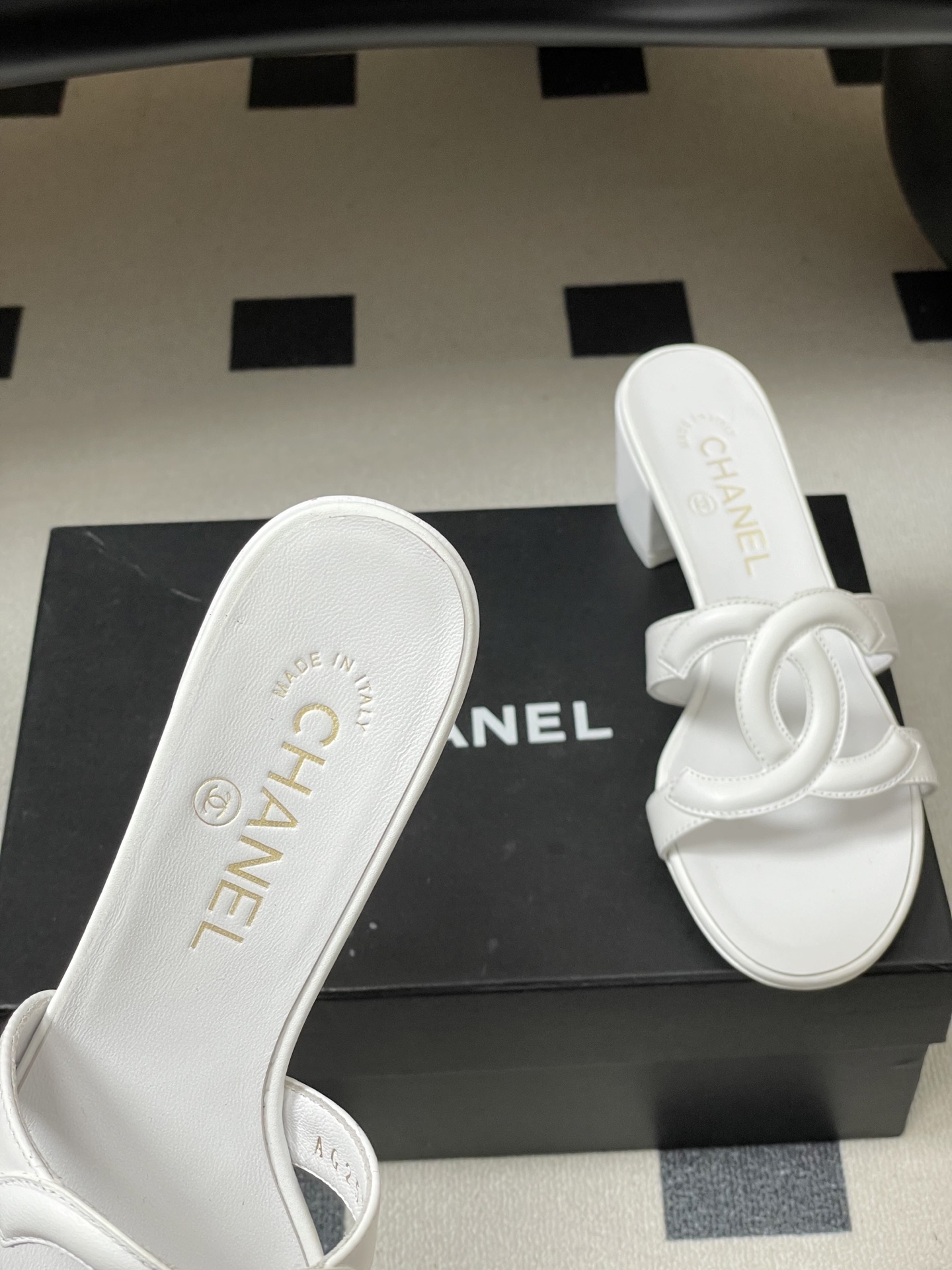 -26Ss春夏新款Chanel香奈儿 度假风小香经典大双C镂空高跟凉拖鞋蜜儿一字带平底拖鞋鞋面装饰大双c