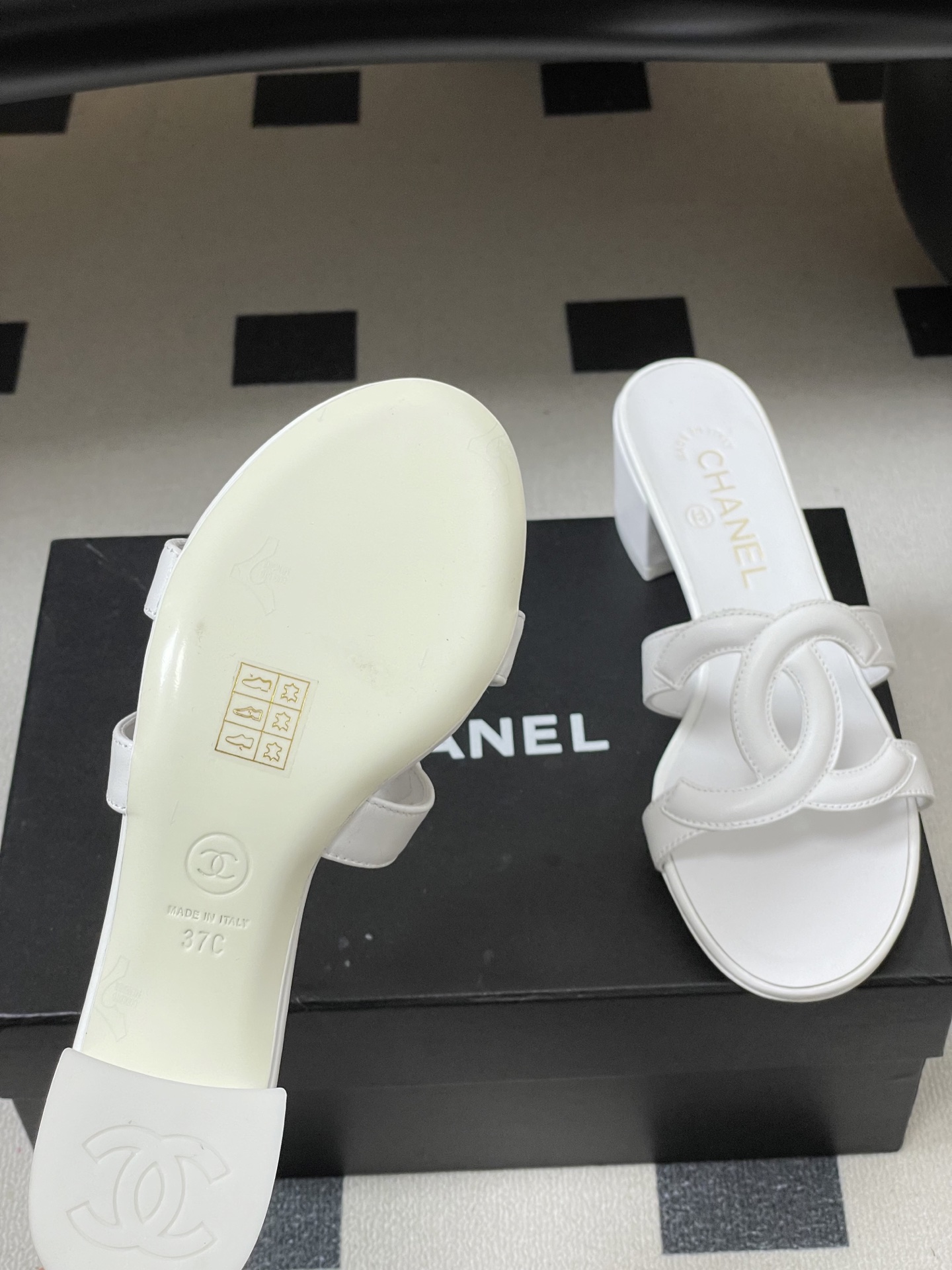 -26Ss春夏新款Chanel香奈儿 度假风小香经典大双C镂空高跟凉拖鞋蜜儿一字带平底拖鞋鞋面装饰大双c