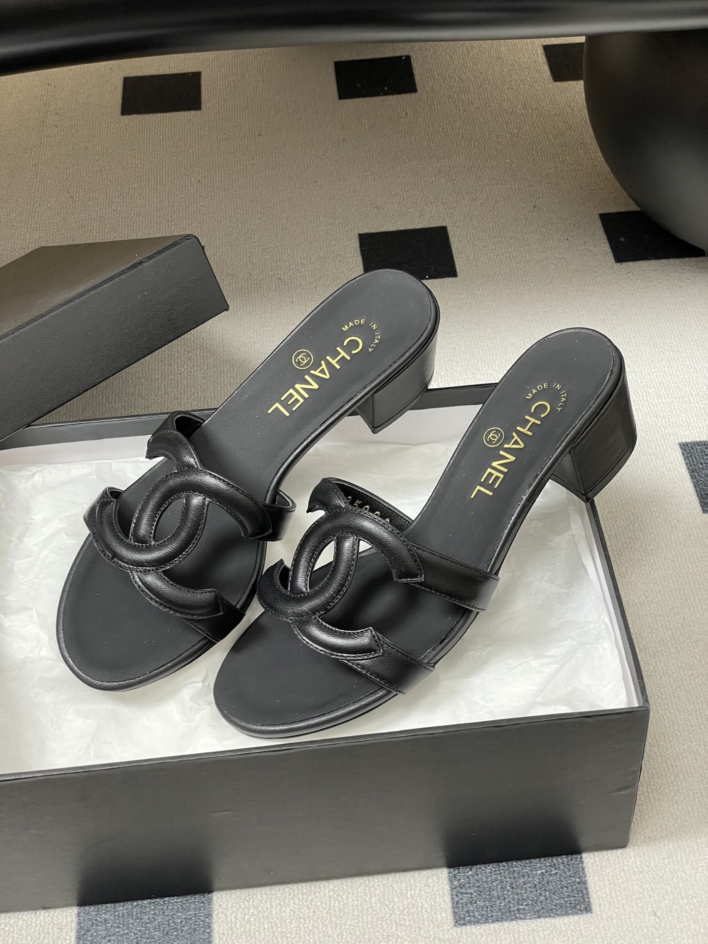 -26Ss春夏新款Chanel香奈儿 度假风小香经典大双C镂空高跟凉拖鞋蜜儿一字带平底拖鞋鞋面装饰大双c